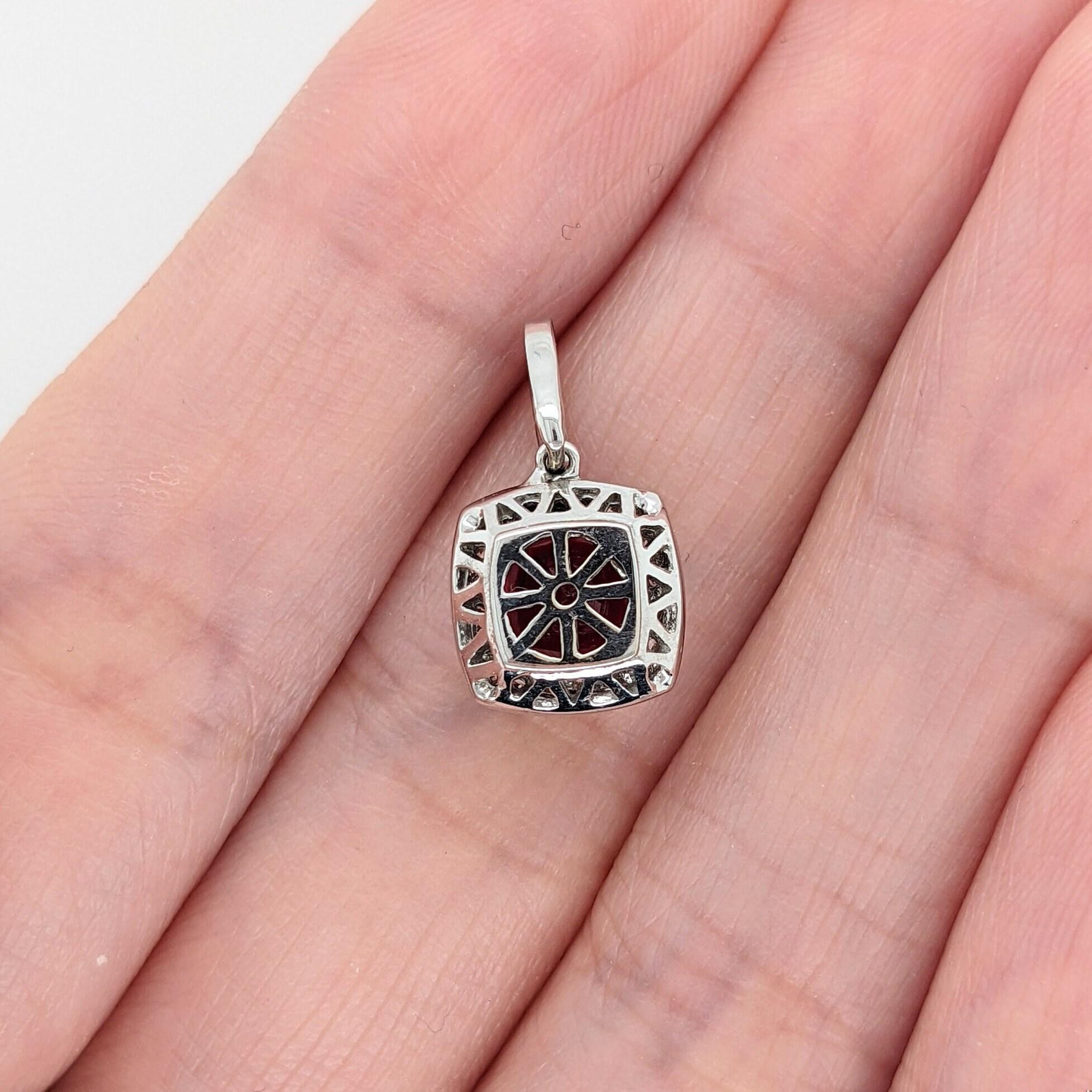 Taille coussin Pendentif coussin 6 mm en or blanc massif 14 carats avec rubis 1,4 carat et diamants extraits de la terre en vente