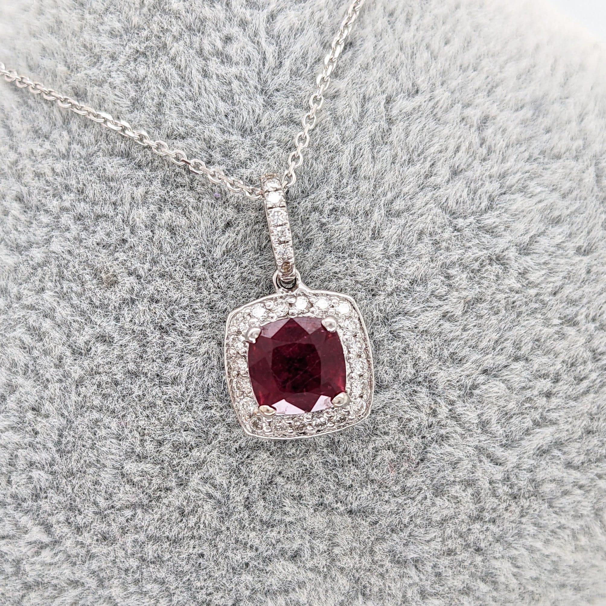 Pendentif coussin 6 mm en or blanc massif 14 carats avec rubis 1,4 carat et diamants extraits de la terre Neuf - En vente à Columbus, OH
