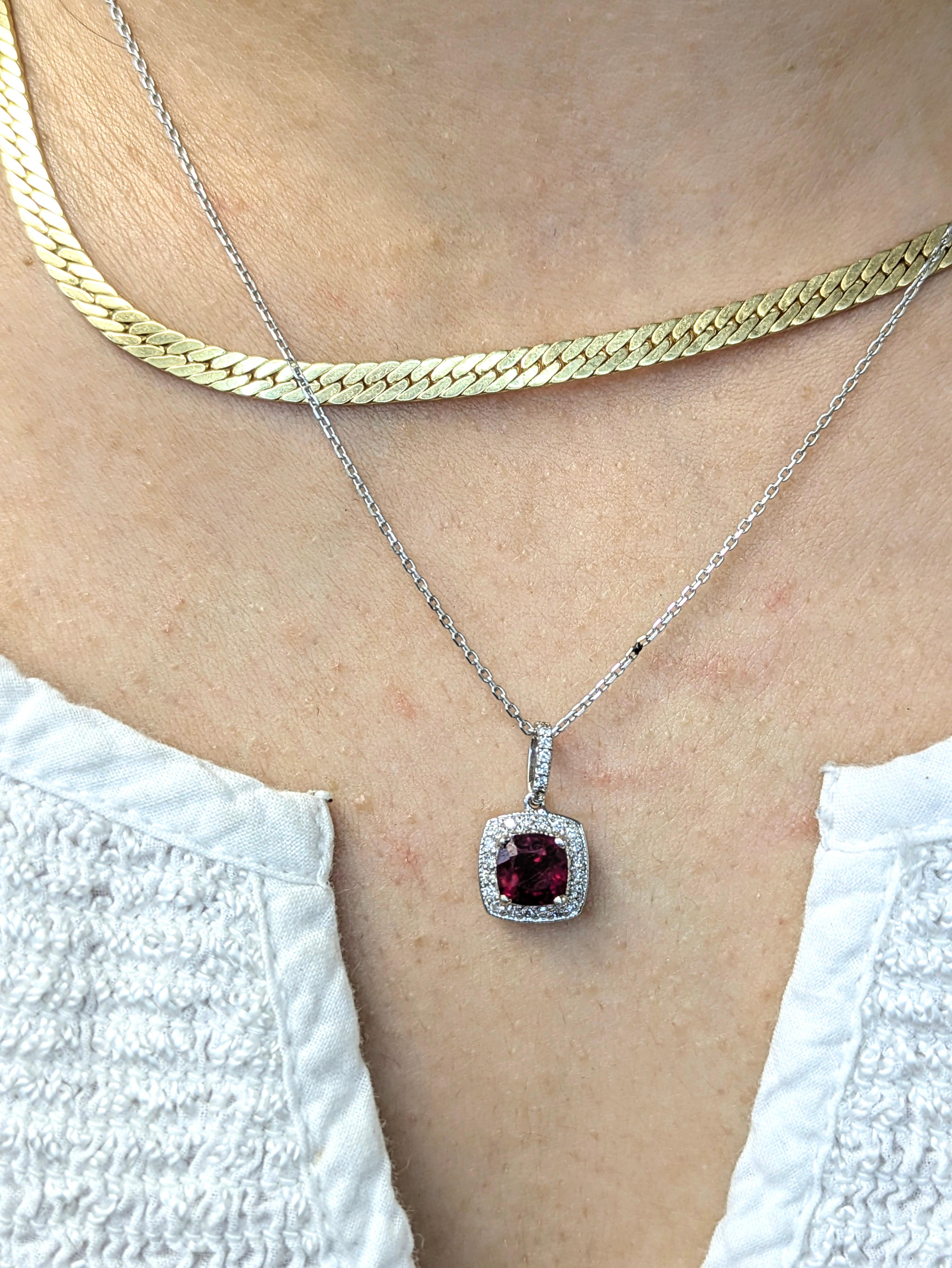 Questo bellissimo ciondolo presenta una gemma di 1,45 carati tagliata a cuscino, con un'aureola di diamanti naturali estratti dalla terra e una coda tempestata di diamanti, il tutto incastonato in oro massiccio 14 carati. Questo ciondolo può essere