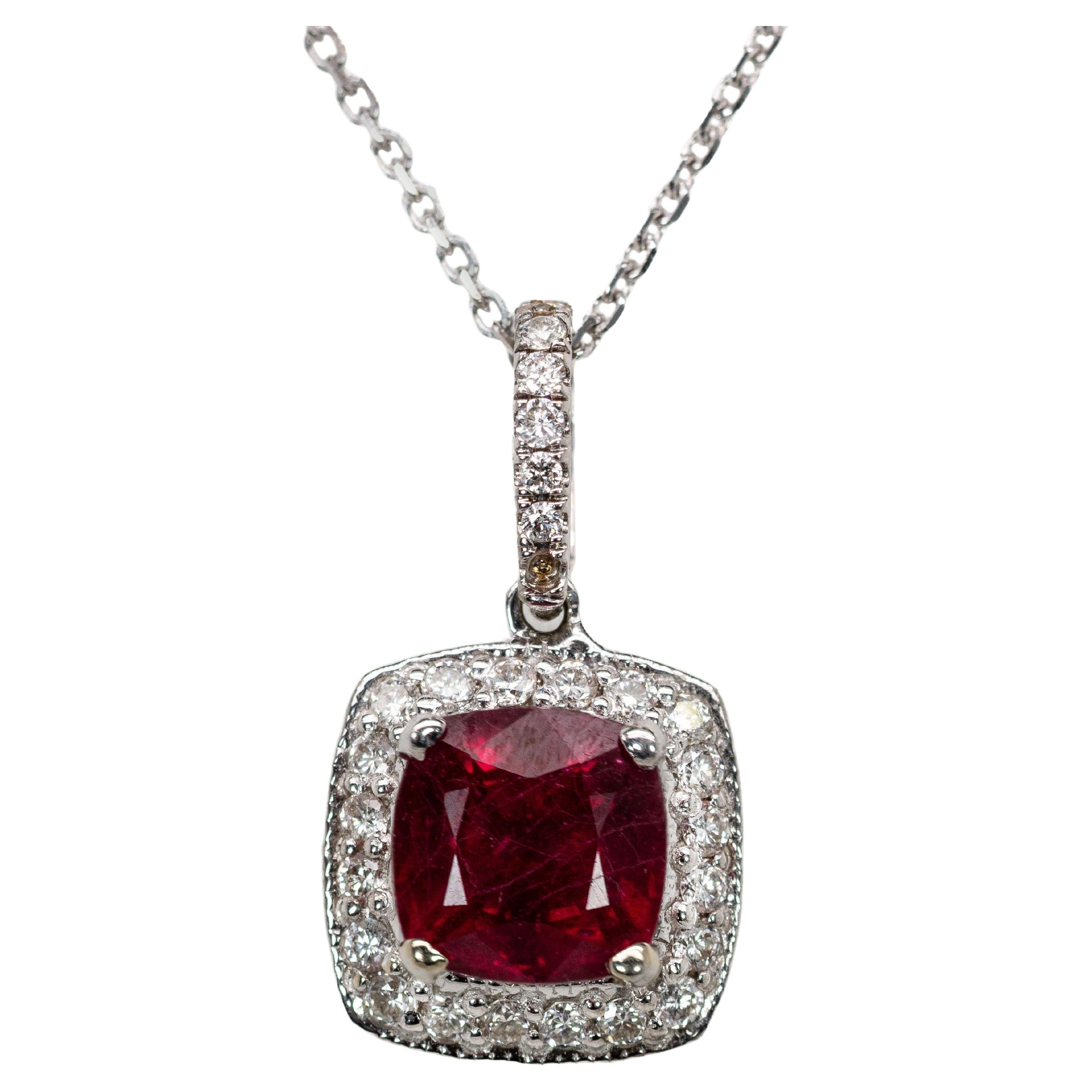 Pendentif coussin 6 mm en or blanc massif 14 carats avec rubis 1,4 carat et diamants extraits de la terre