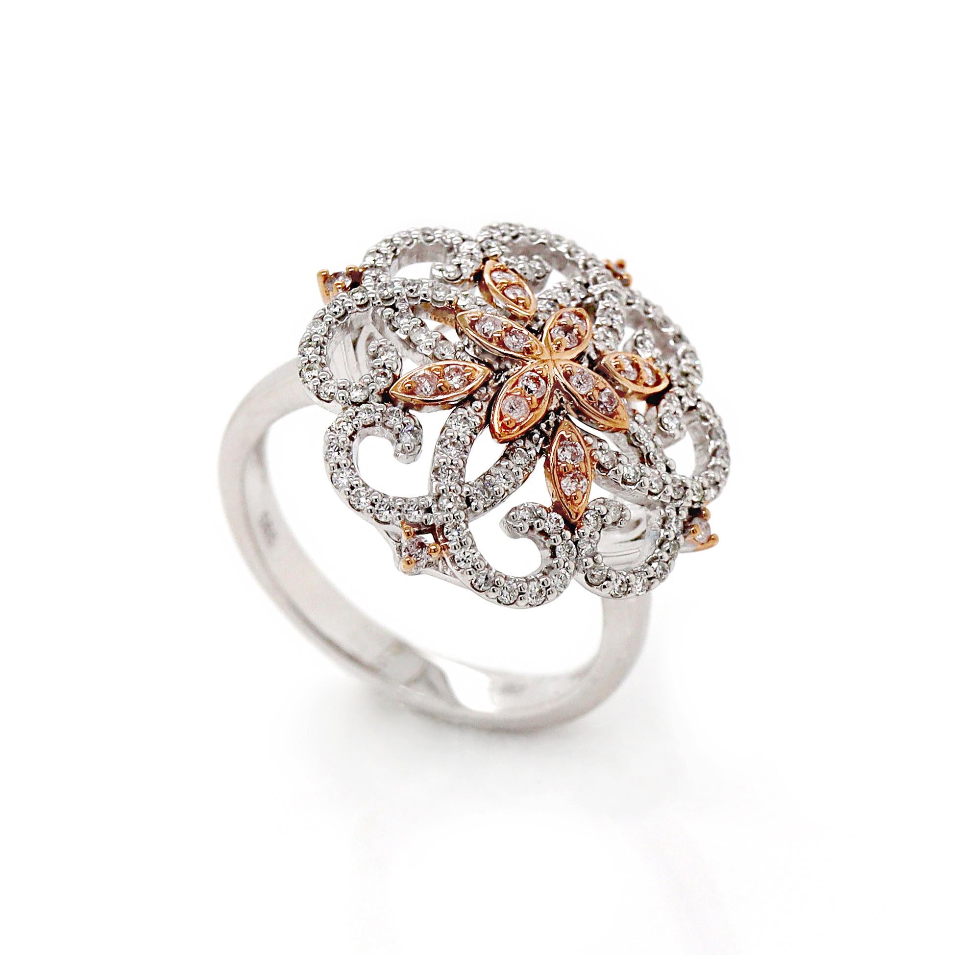 Anello da abito in stile antico con diamanti bianchi e rosa in oro bianco e 14ct.

Questo anello da abito con diamanti bianchi e rosa in stile antico emana un'eleganza e una raffinatezza senza tempo, grazie a un design che riproduce la grazia e