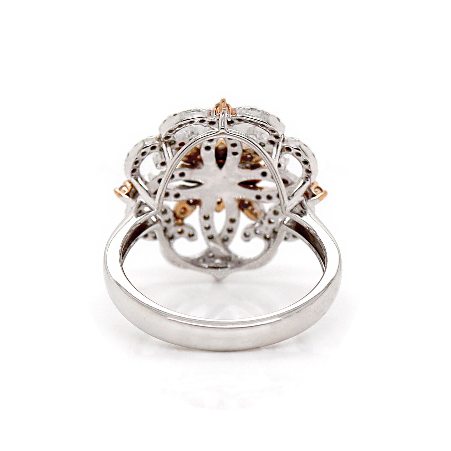 Taglio rotondo Anello da abito in stile antico con diamanti rosa e bianchi in oro bianco e rosa 14CT in vendita