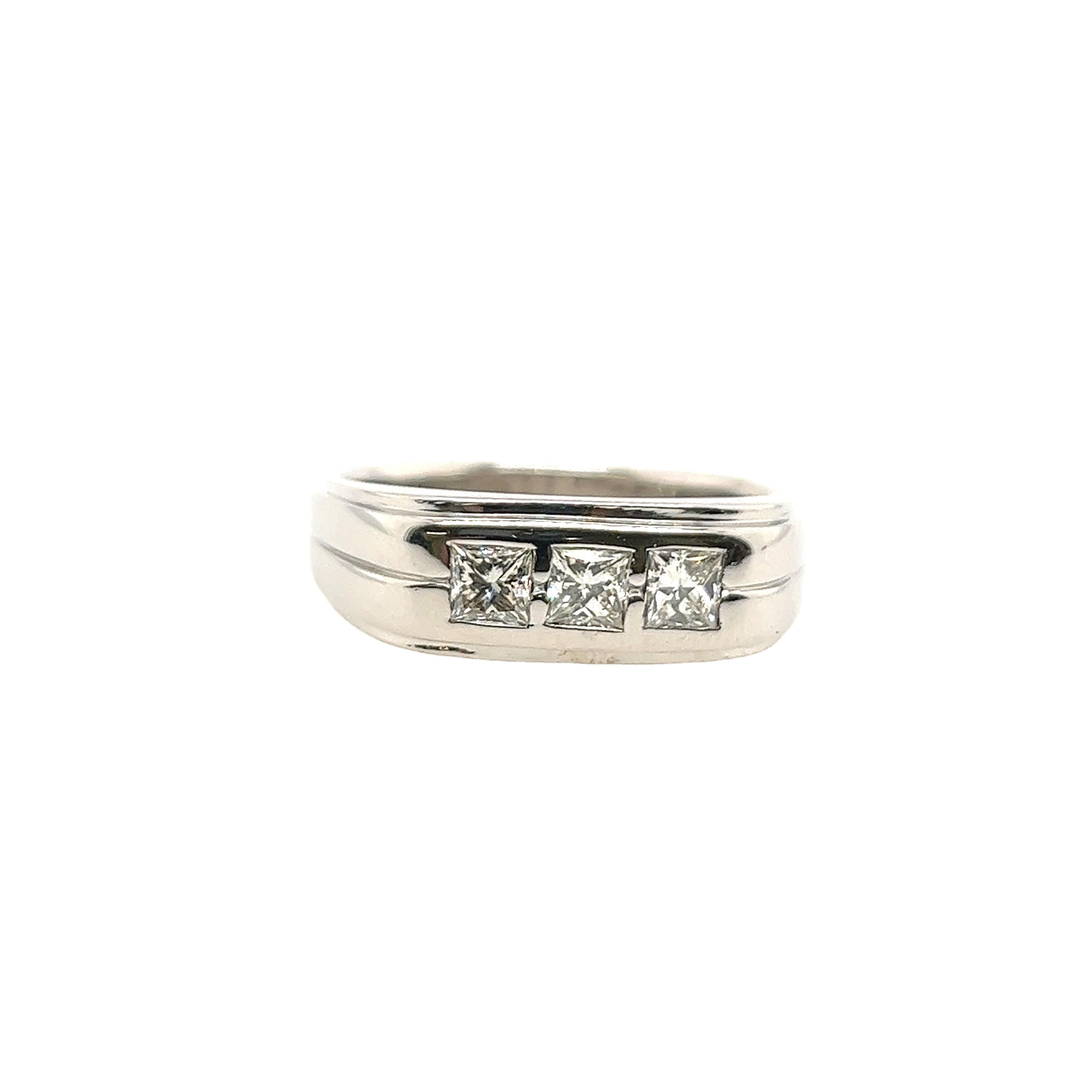 14ct White Gold 3-Sone Diamond Gents Ring, Set with 0.90ct of Square Diamonds In Excellent Condition In London, GB
