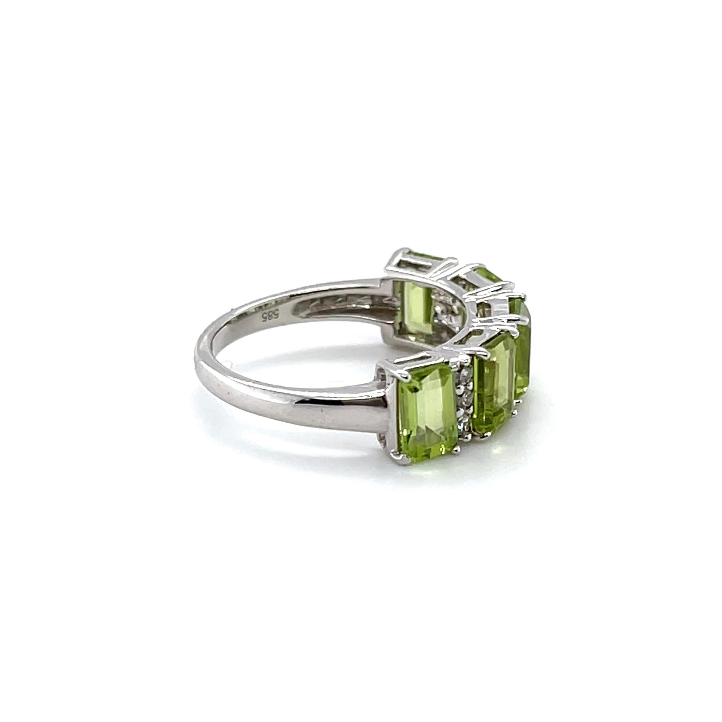 For Sale:  14ct White Gold 5 Stone Peridot and Diamond Ring 4