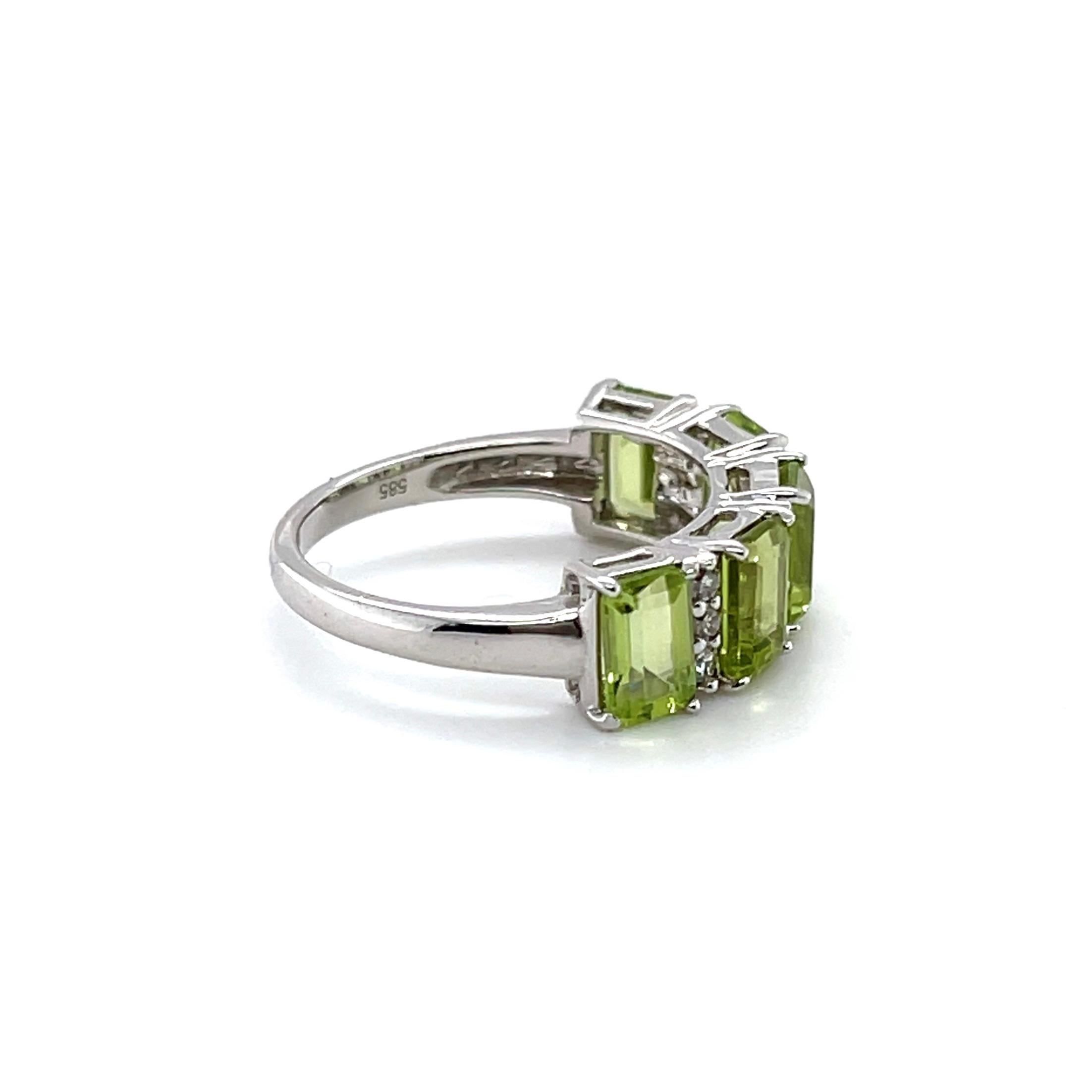 For Sale:  14ct White Gold 5 Stone Peridot and Diamond Ring 5