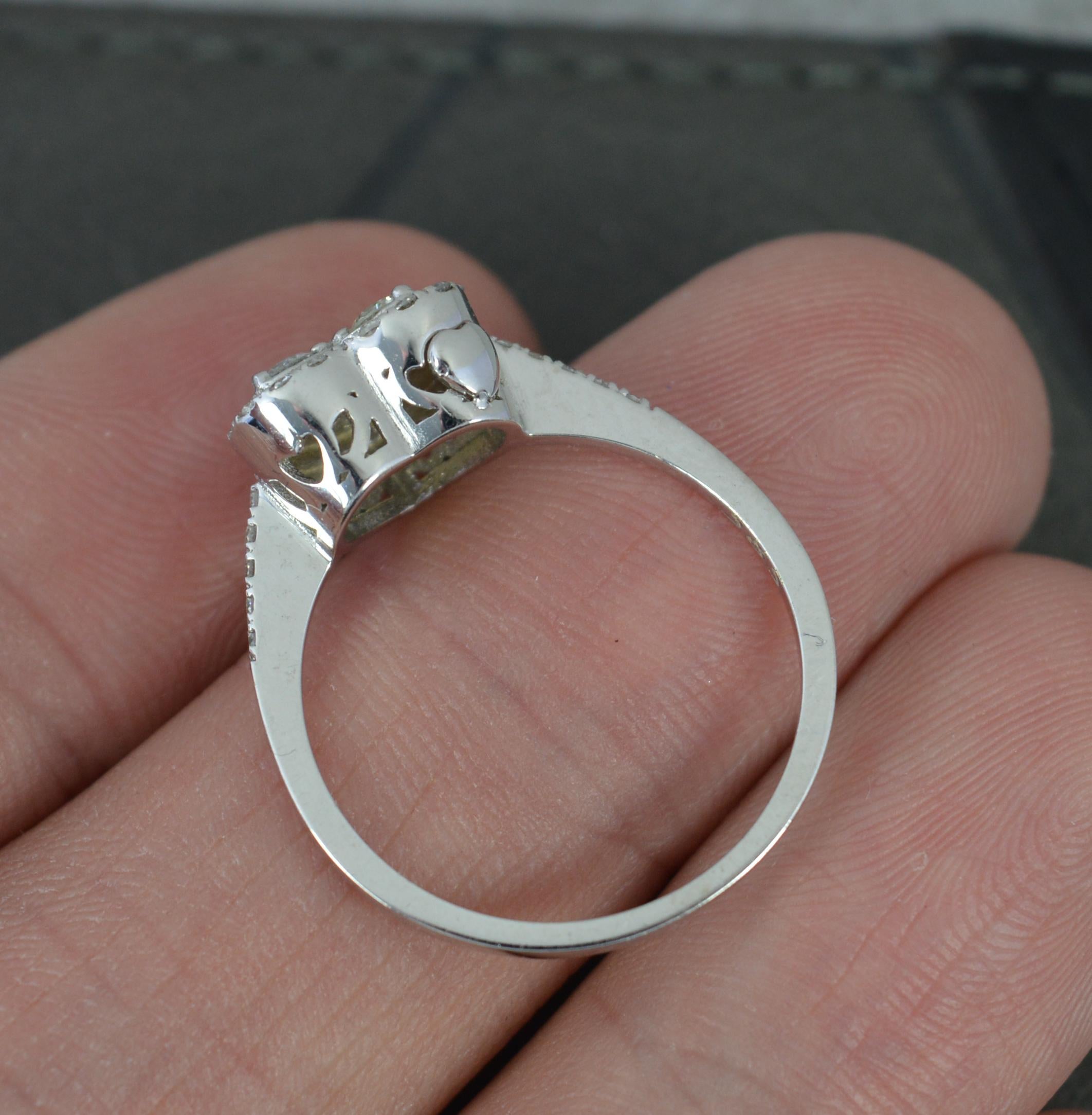 Bague de fiançailles à grappe en forme de cœur en or blanc 14 carats et diamants en forme de V Excellent état - En vente à St Helens, GB