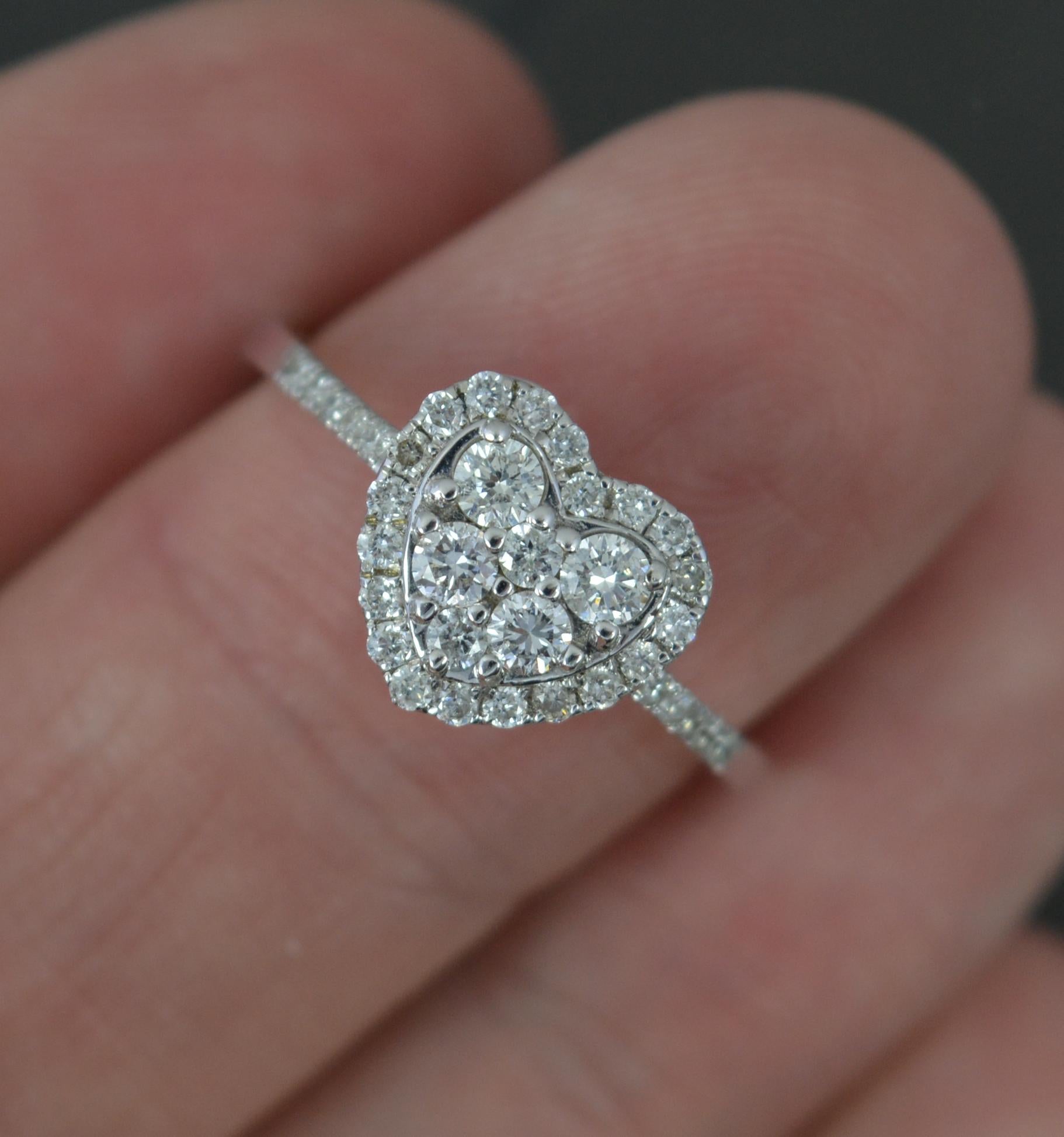 Bague de fiançailles à grappe en forme de cœur en or blanc 14 carats et diamants en forme de V en vente 1