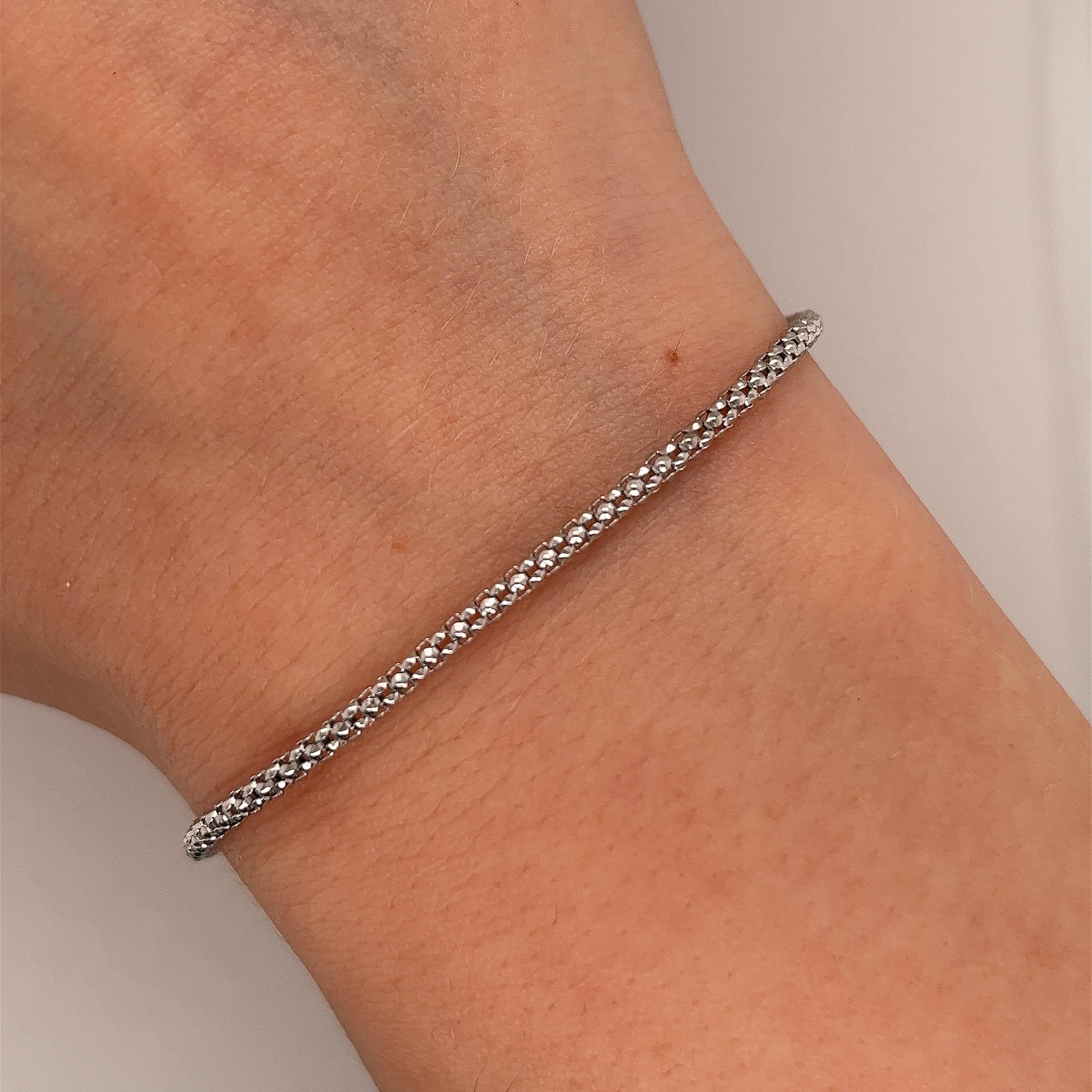 La pulsera de cadena de oro blanco de 14 ct es una pieza elegante y versátil que combina el estilo contemporáneo con el atractivo atemporal.  Su diseño ligero lo hace cómodo para llevarlo a diario, mientras que su aspecto chic lo convierte en un