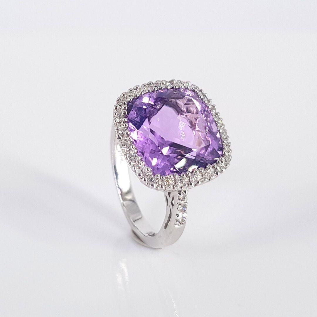 Extraordinary
Item Attributes:
Metal Colour:                White
Weight:                           5.9g	
Size:                                 M ¼  
Center Stone Attributes
Number of Stones:         1 Amethyst
Carat Weight:	              1 x