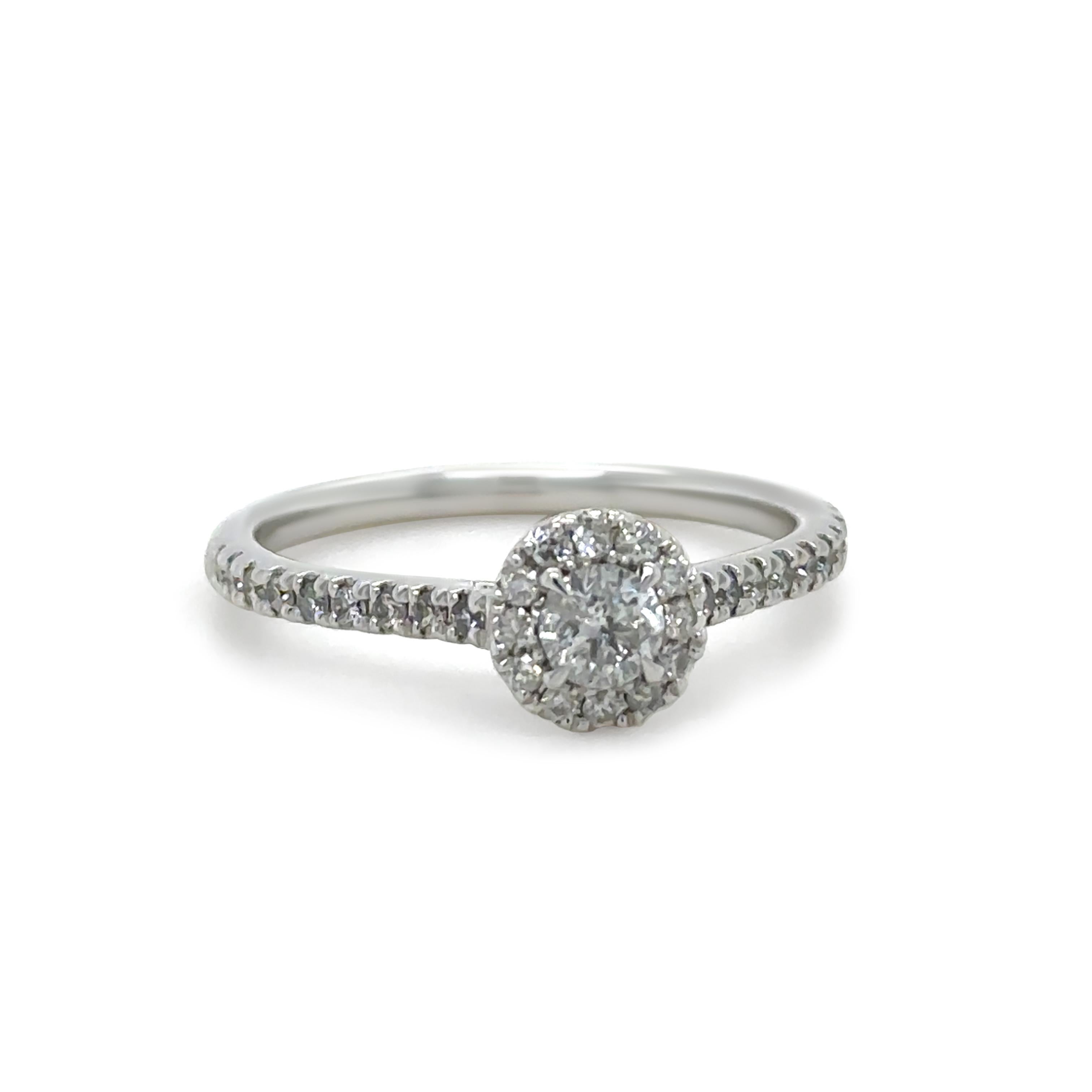 Taille ronde Bague de mariage en or blanc 14ct avec halo de diamants 0.73ct en vente