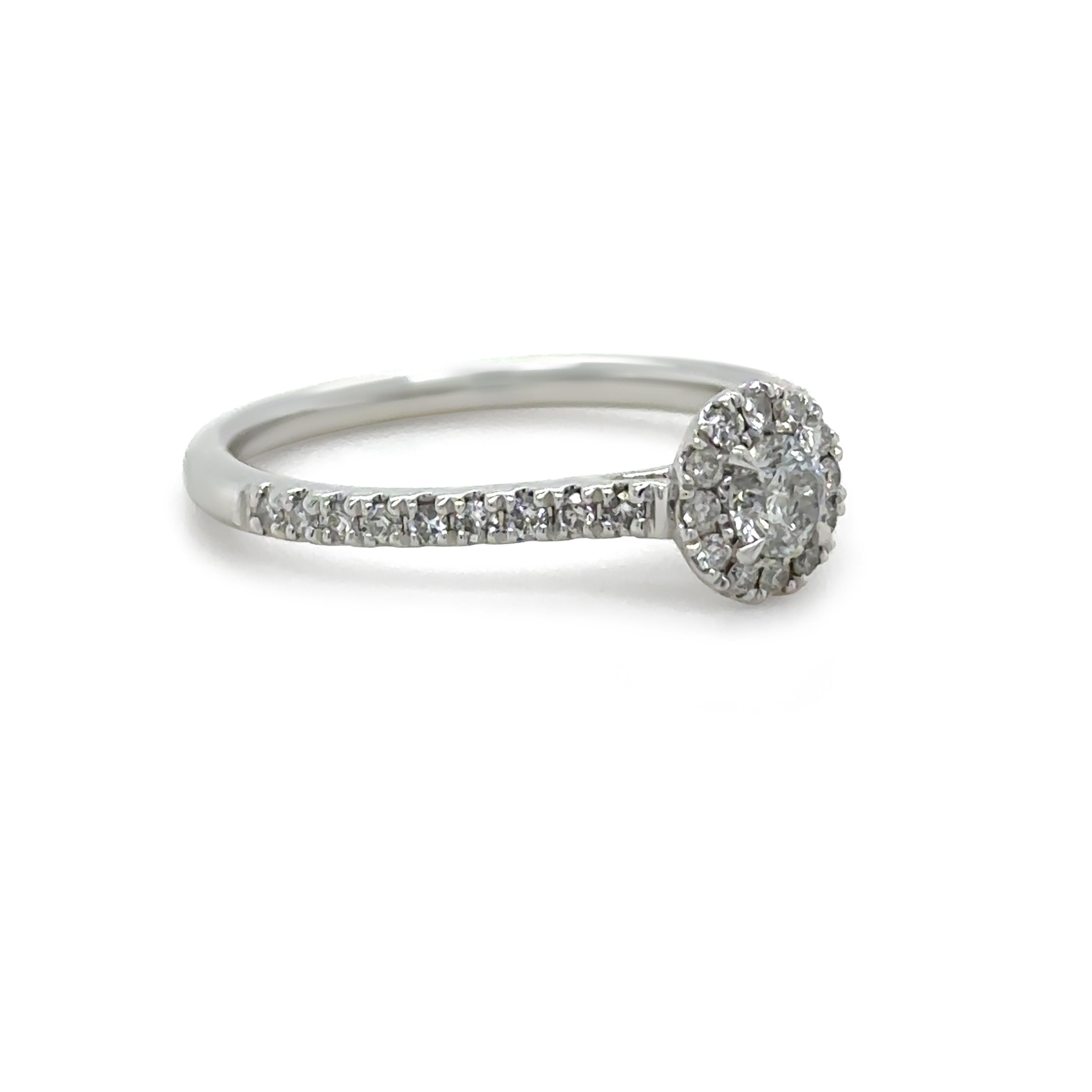 Bague de mariage en or blanc 14ct avec halo de diamants 0.73ct Excellent état - En vente à SYDNEY, NSW