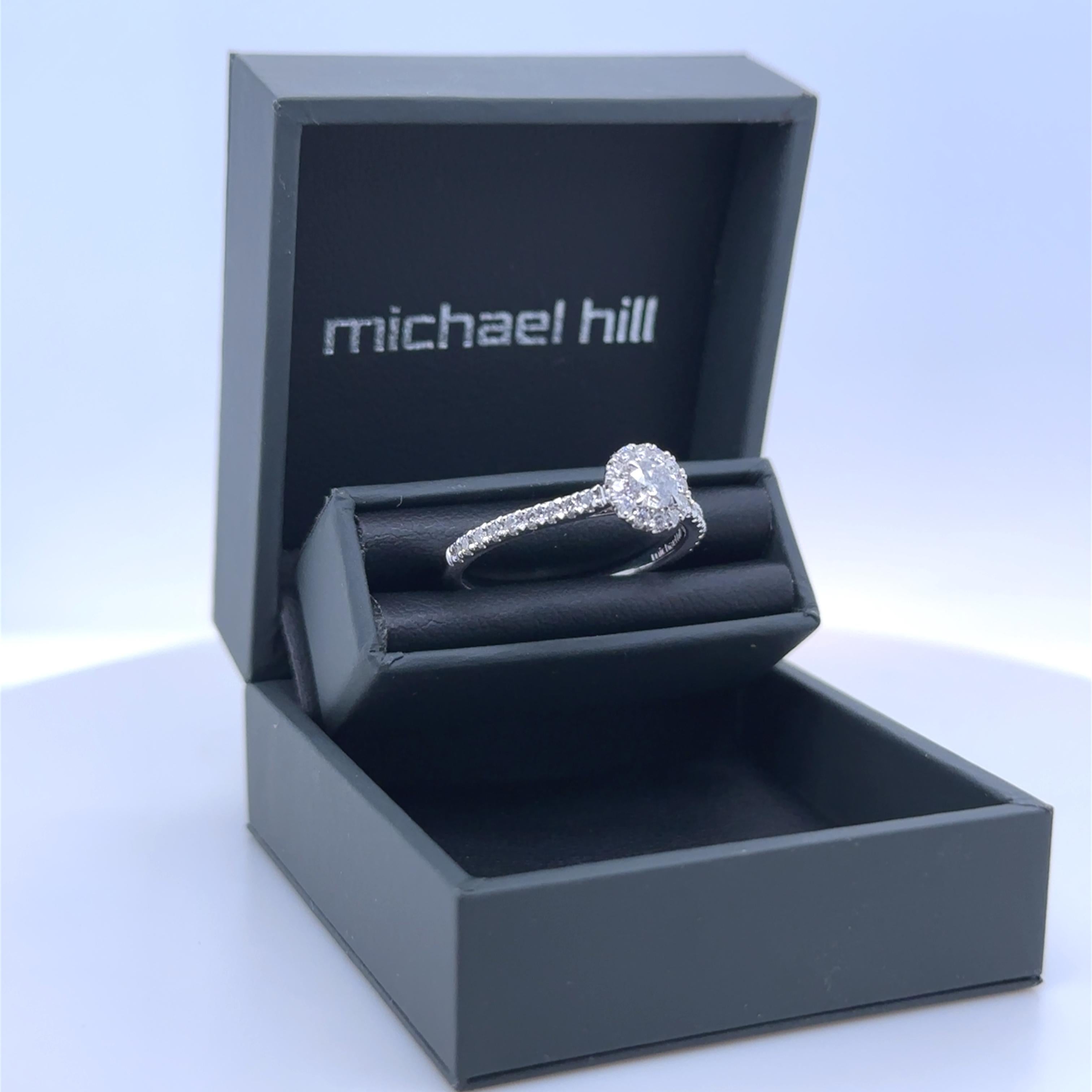 Bague de mariage en or blanc 14ct avec halo de diamants 0.73ct en vente 2