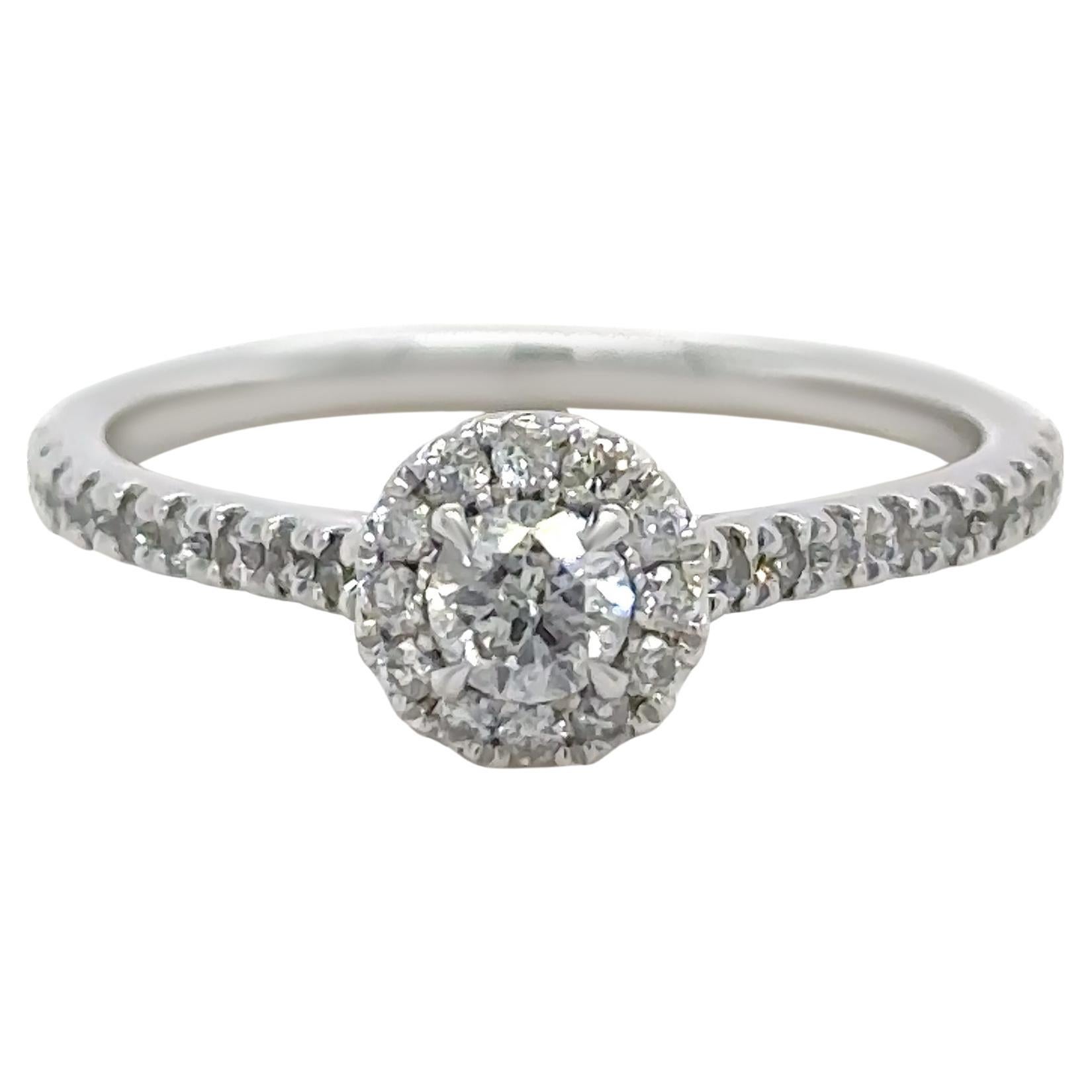 Bague de mariage en or blanc 14ct avec halo de diamants 0.73ct en vente