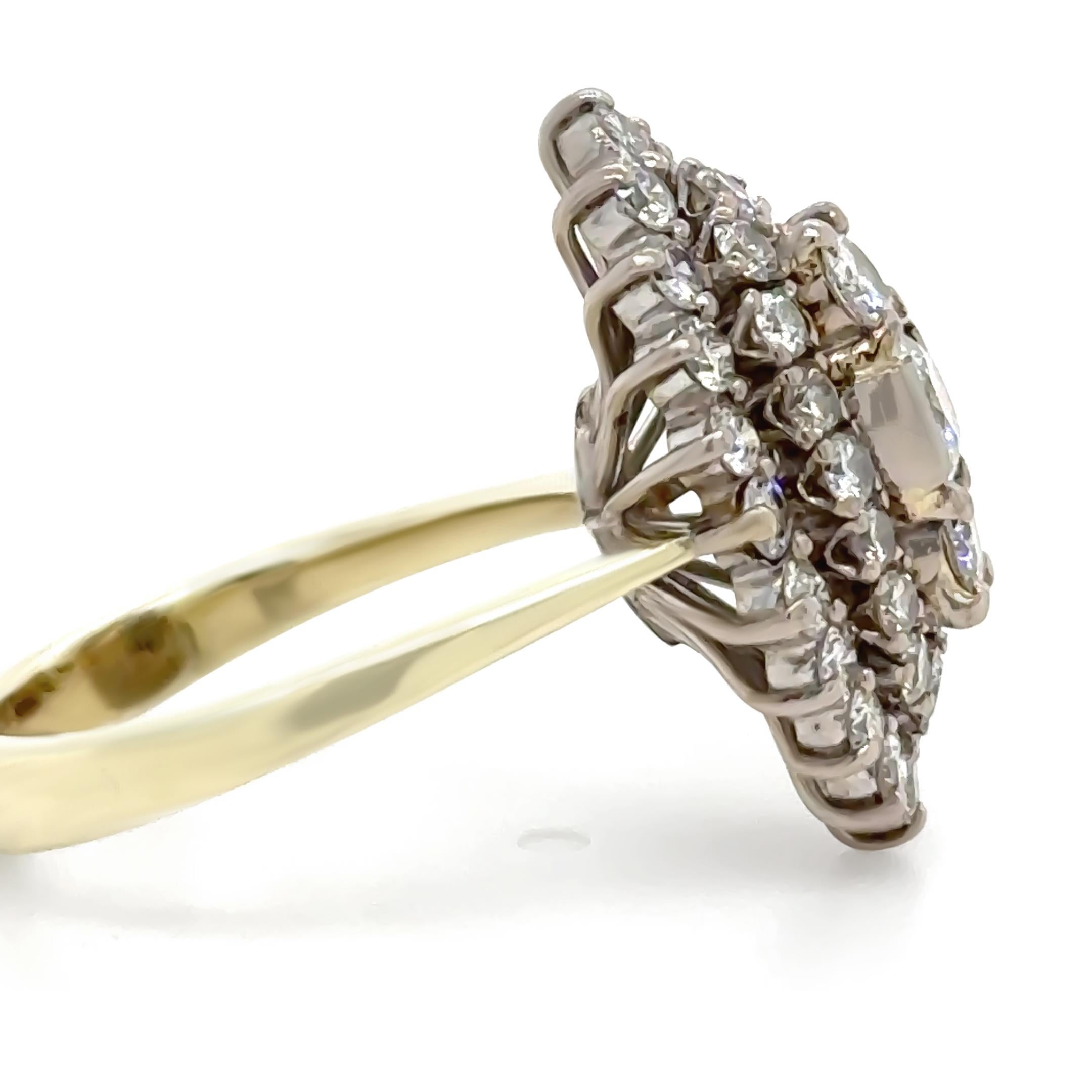 Sorprendente anillo en racimo de diamantes de oro blanco de 14 ct, con tres diamantes de talla brillante redondos centrales en engaste de garras y terminales, con un peso combinado aproximado de 0,55 ct (1 x 0,25 ct, 2 x 0,15 ct), graduados en color