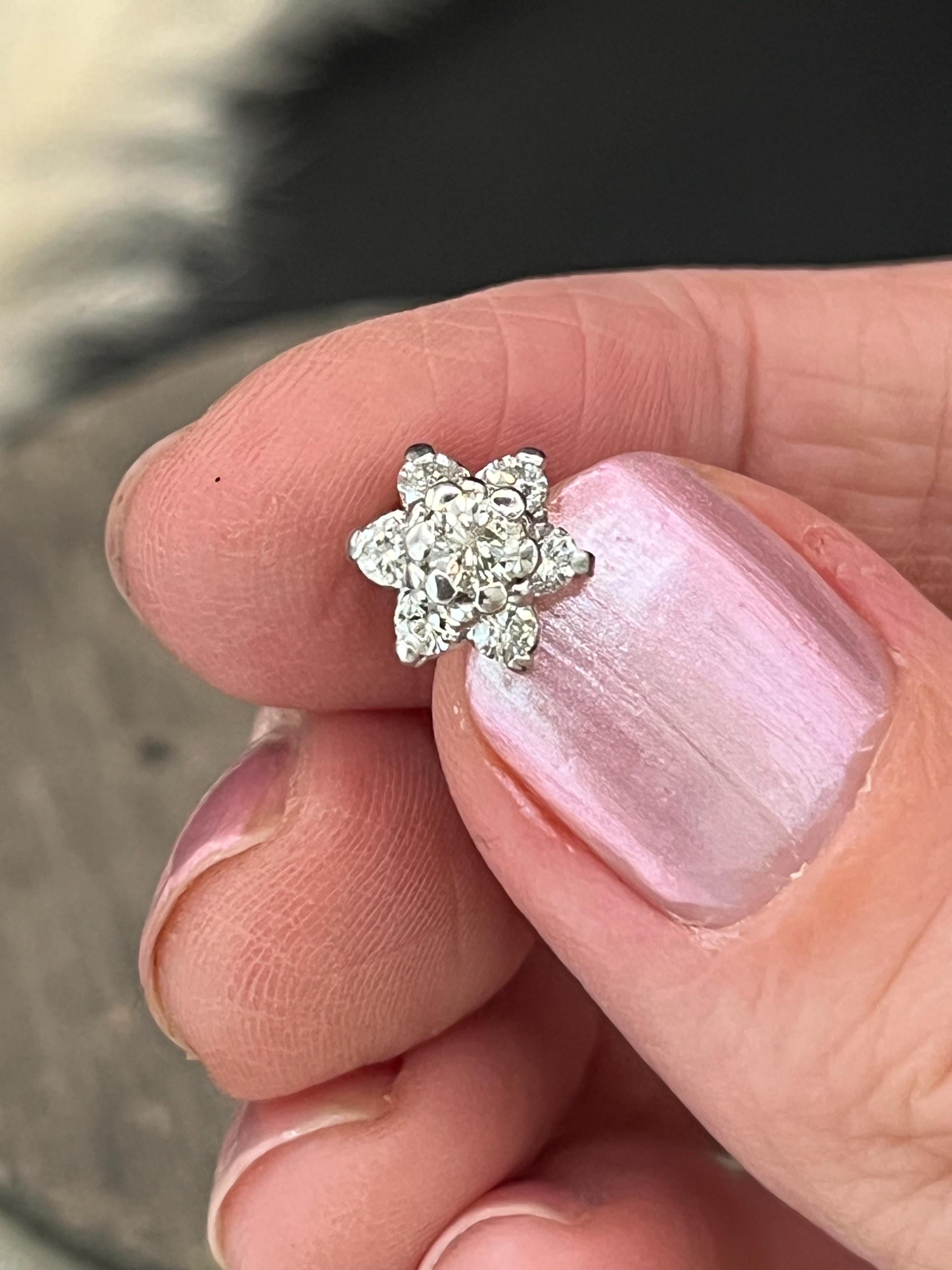 14-Karat-Weißgold-Diamant-Cluster-Ohrstecker, CIRCA 2000 (Brillantschliff) im Angebot