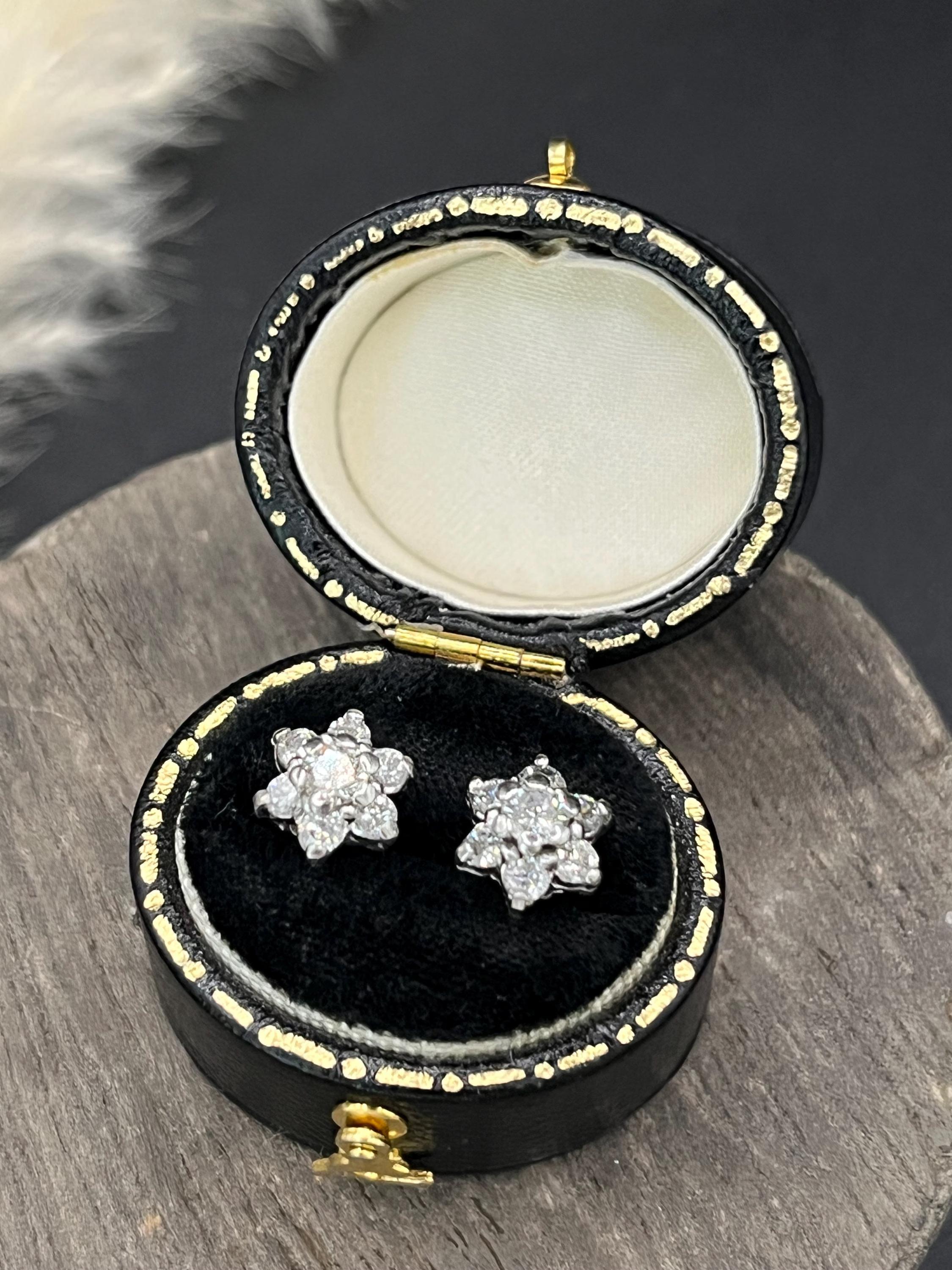 14-Karat-Weißgold-Diamant-Cluster-Ohrstecker, CIRCA 2000 für Damen oder Herren im Angebot