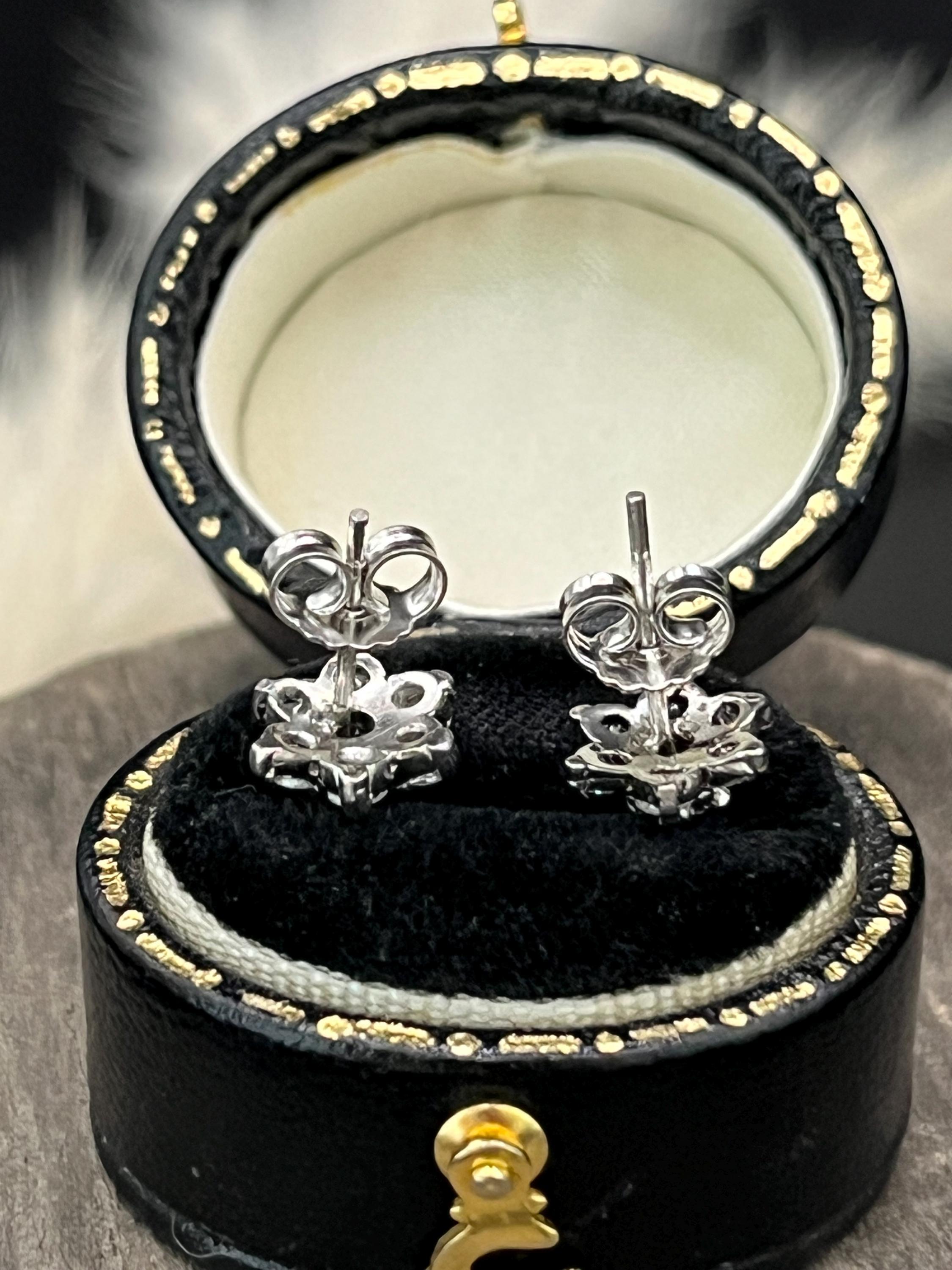 14-Karat-Weißgold-Diamant-Cluster-Ohrstecker, CIRCA 2000 im Angebot 3