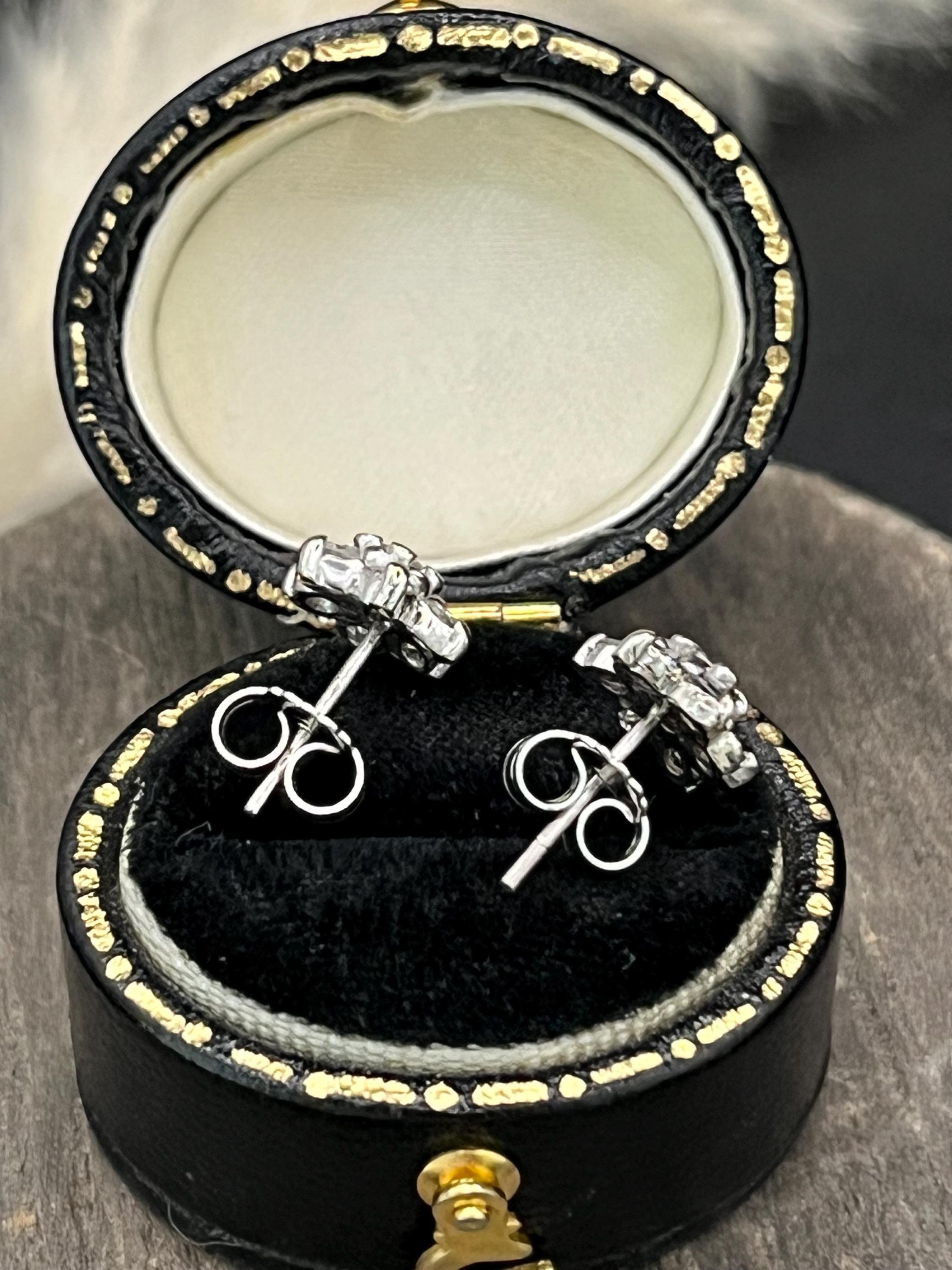 14-Karat-Weißgold-Diamant-Cluster-Ohrstecker, CIRCA 2000 im Angebot 4