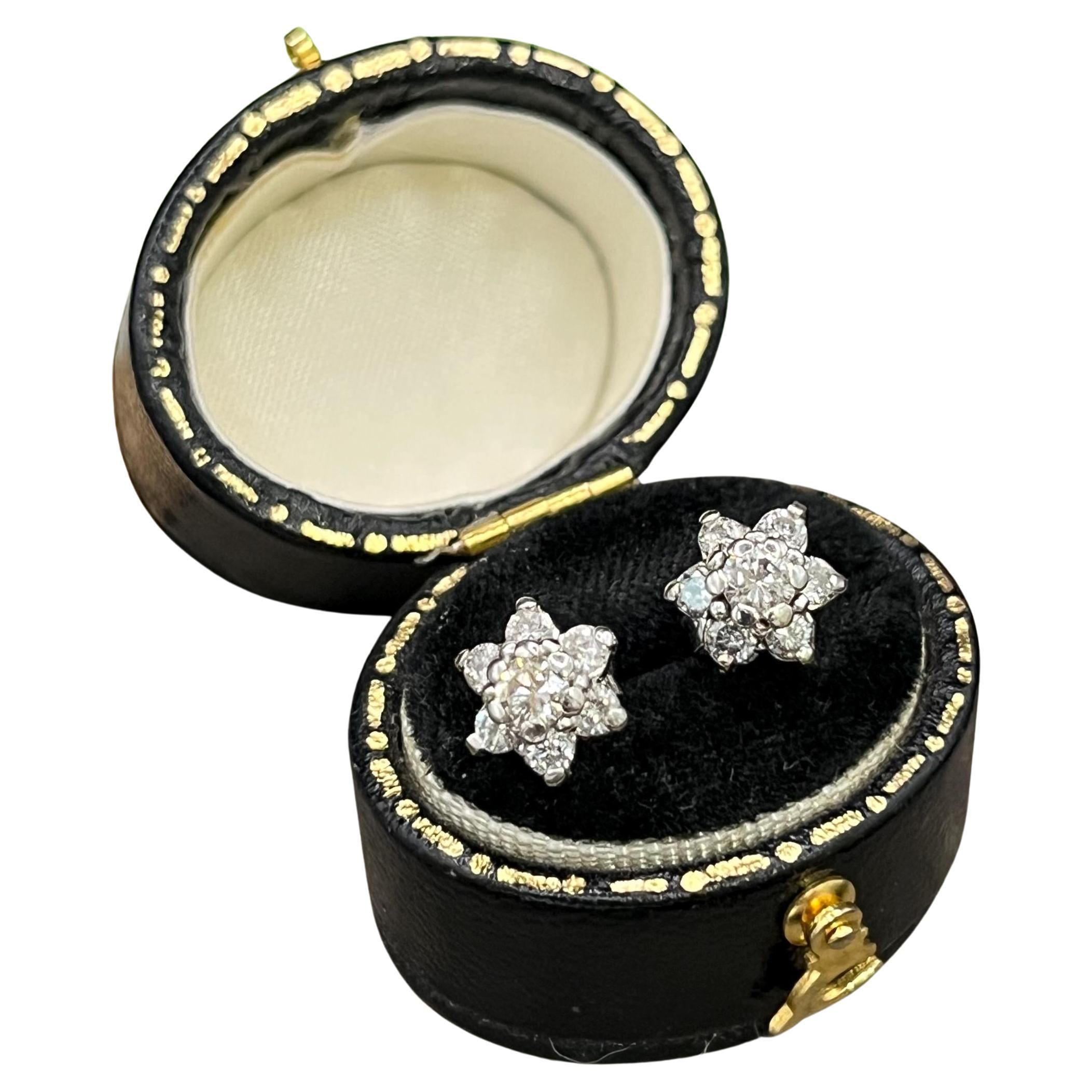 14-Karat-Weißgold-Diamant-Cluster-Ohrstecker, CIRCA 2000 im Angebot