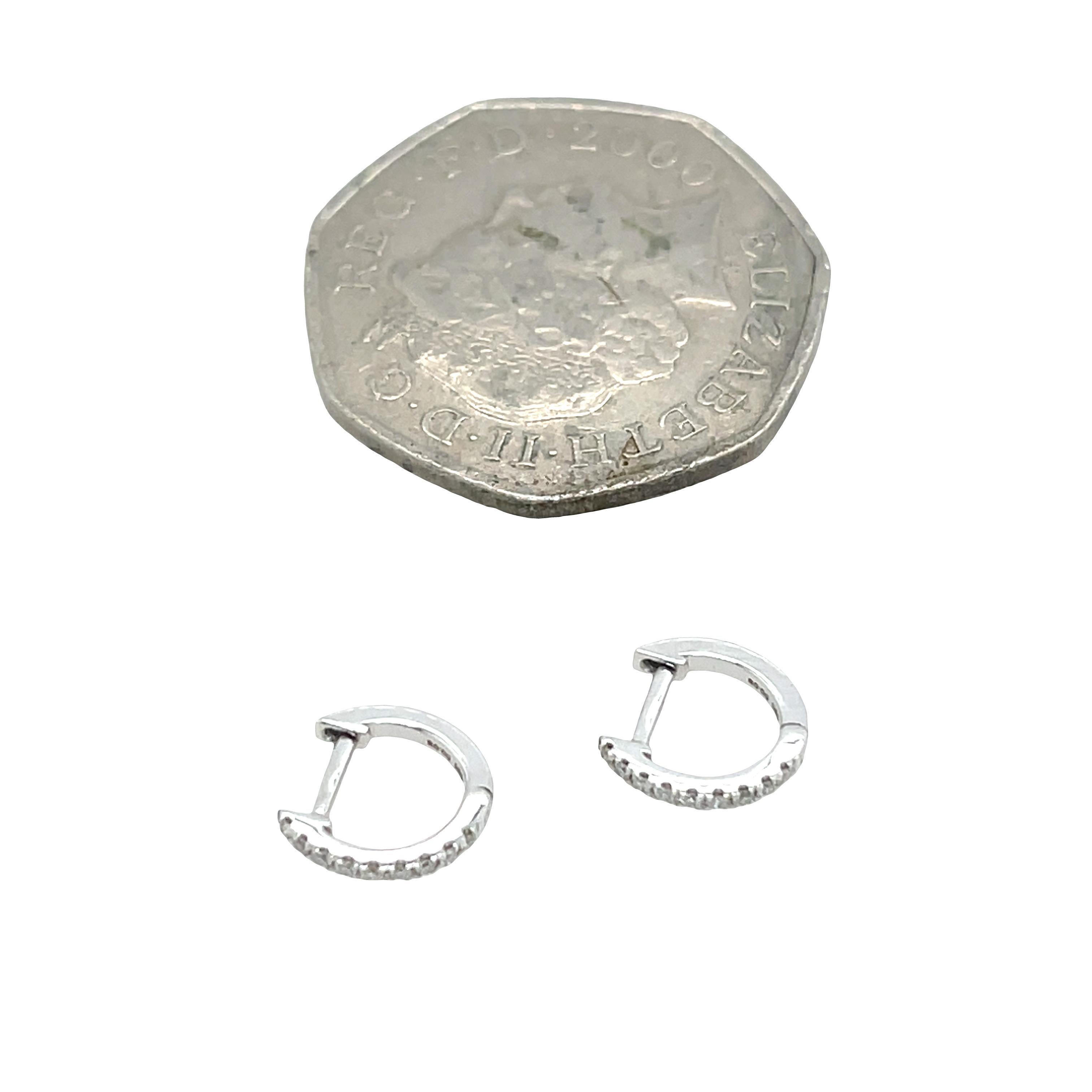 Taglio rotondo Orecchini a cerchio con diamanti in oro bianco 14ct, con 0,08ct di diamanti rotondi, 9,50mm in vendita