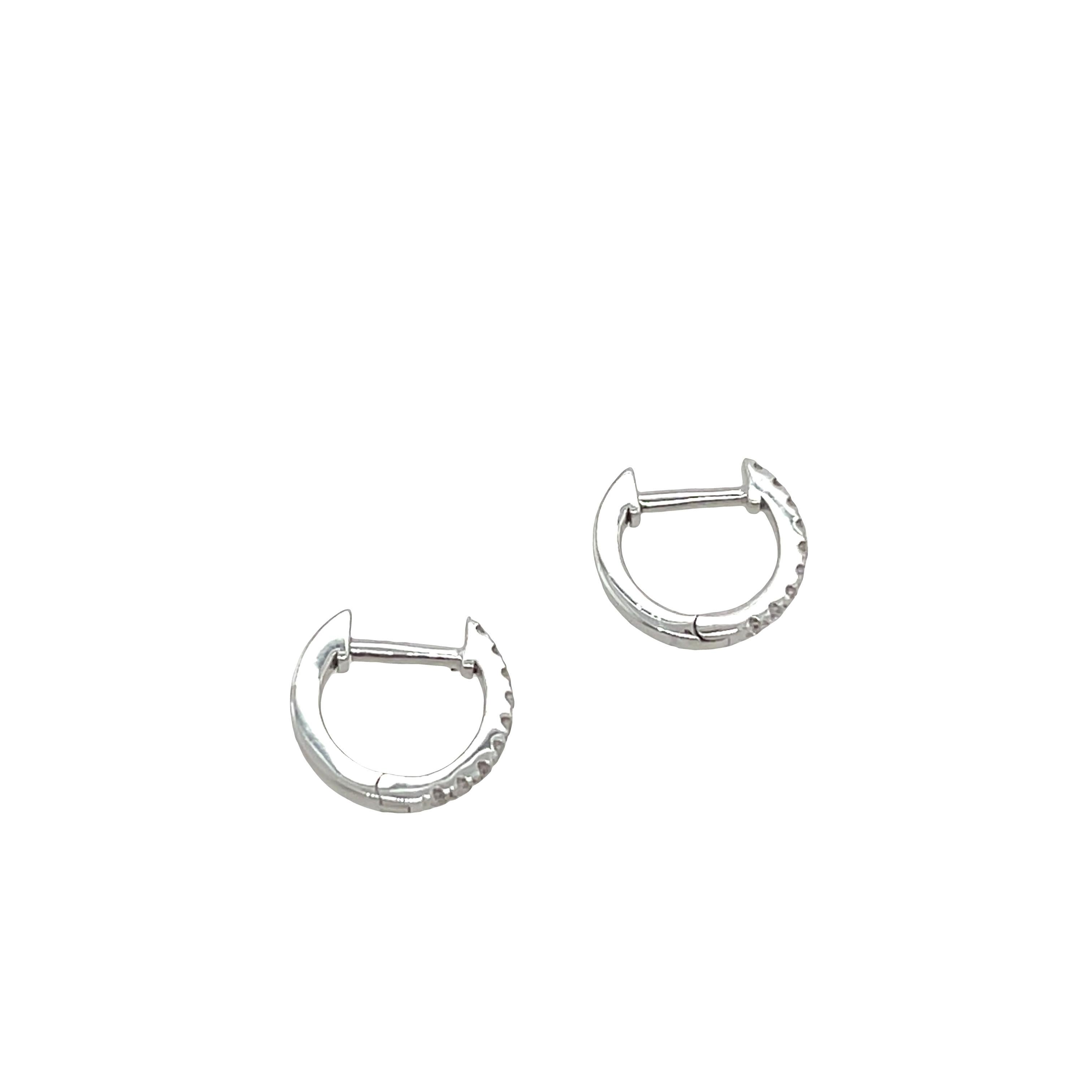 Orecchini a cerchio con diamanti in oro bianco 14ct, con 0,08ct di diamanti rotondi, 9,50mm In condizioni Nuovo in vendita a London, GB