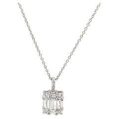 Pendentif en or blanc 14 carats serti de diamants taille baguette et ronde de 0,55 carat