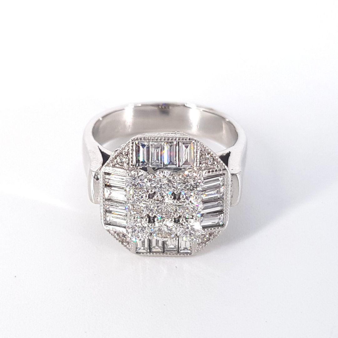 Round Cut 14ct White Gold Diamond Ring For Sale