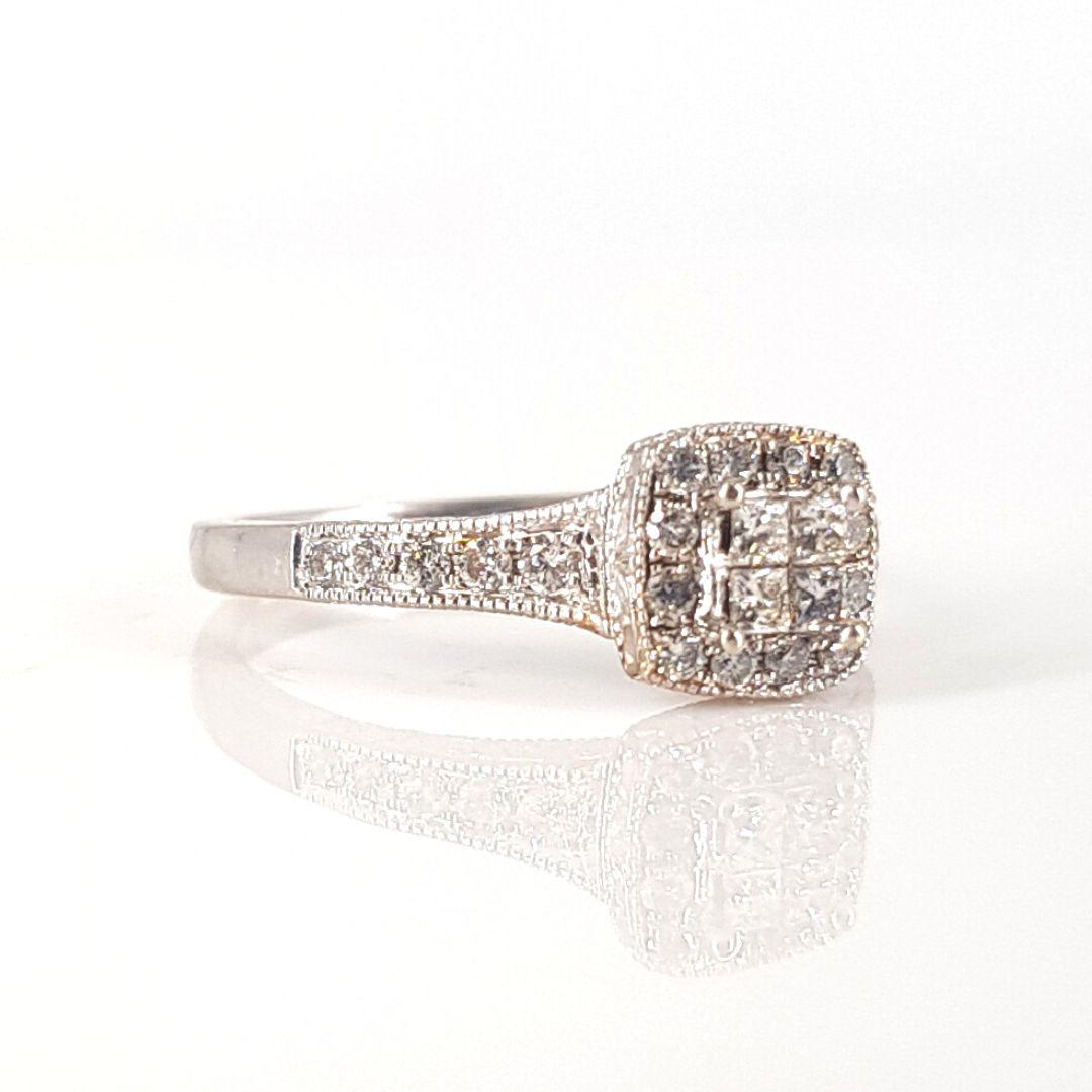 14 Carat White Gold Diamond Ring In Good Condition For Sale In Cape Town, ZA