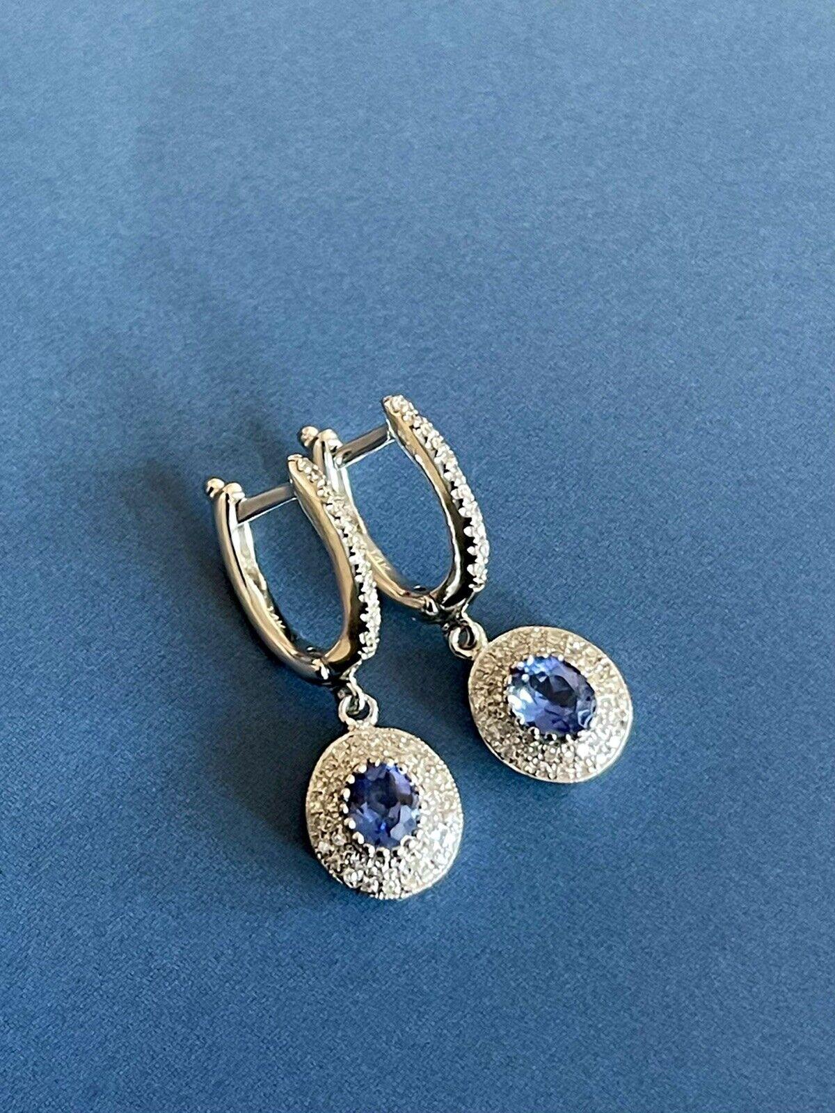 Boucles d'oreilles pendantes en or blanc 14 carats avec saphir et halo ovale de 1 carat en vente 1