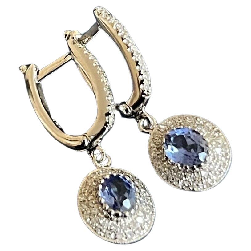 Boucles d'oreilles pendantes en or blanc 14 carats avec saphir et halo ovale de 1 carat en vente