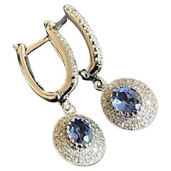 Boucles d'oreilles pendantes en or blanc 14 carats avec saphir et halo ovale de 1 carat