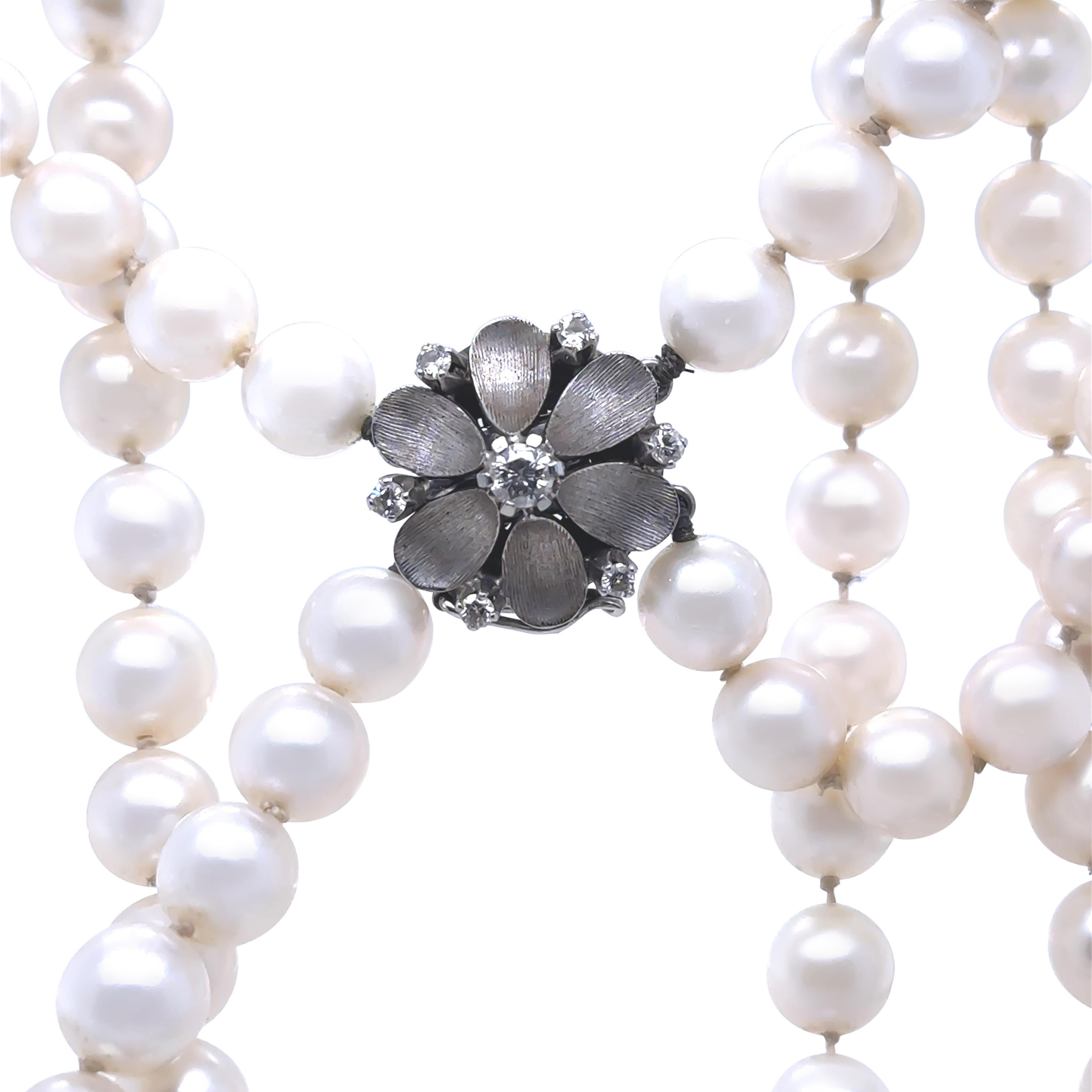 Questa elegante collana a doppio filo presenta un totale di 154 perle coltivate rotonde, di dimensioni comprese tra 7 e 7,5 mm, con una tonalità che va dall'argento al crema chiaro, con una lucentezza media e macchie moderate. Le perle sono ben