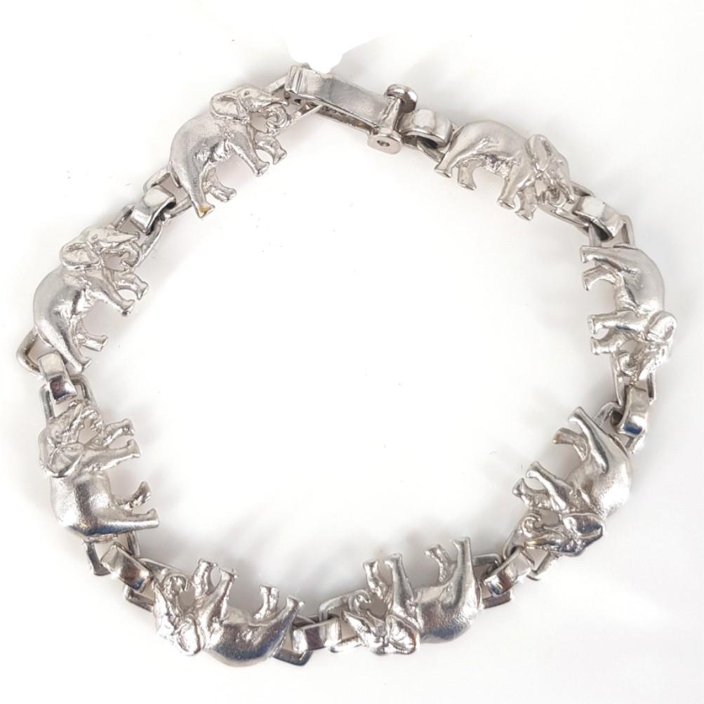 Dieses wunderschön gearbeitete Elefantenarmband ist in 14 Karat Weißgold gefasst, wiegt 11,9 Gramm und ist 16,1 cm lang. Verschluss: Haken & Clip-Verschluss