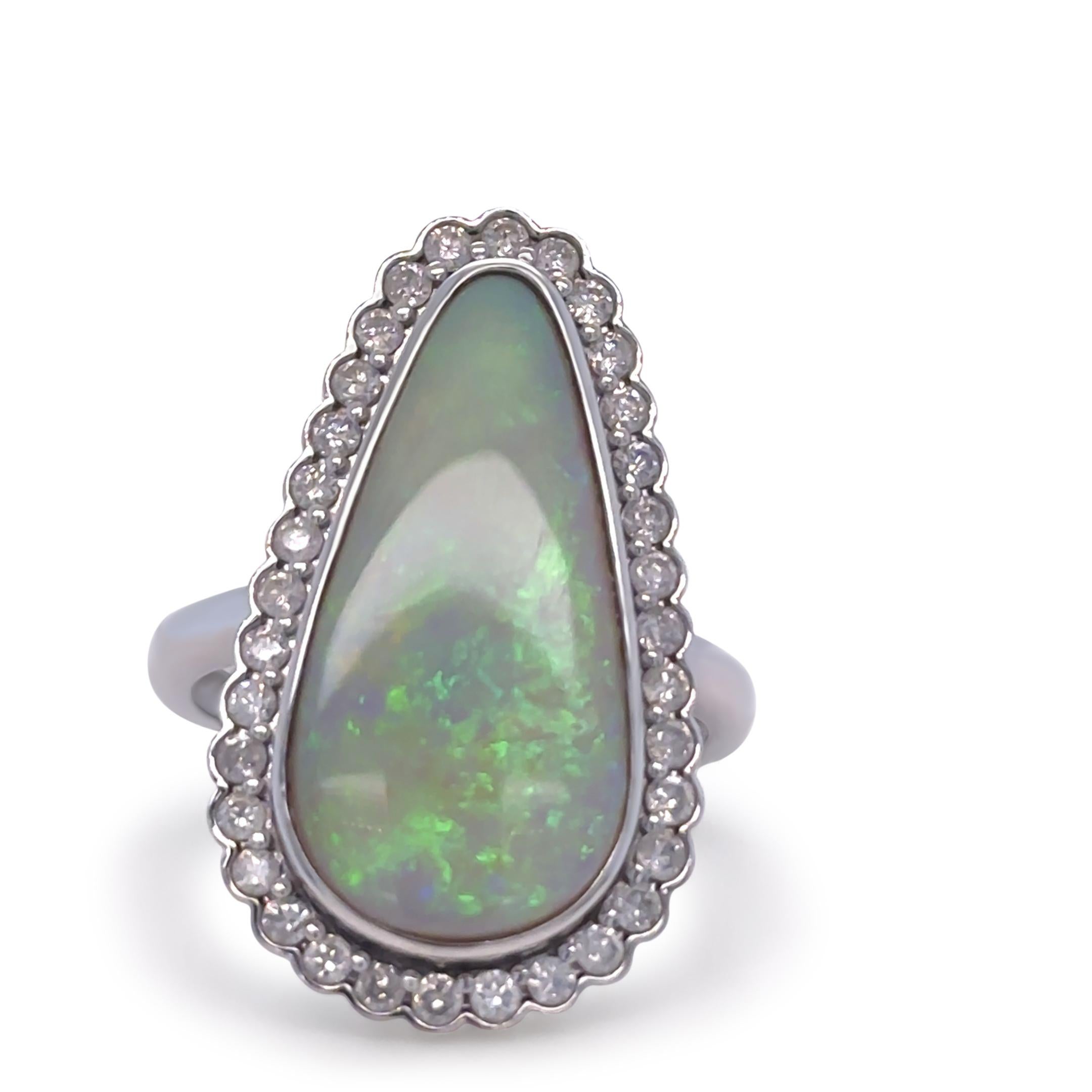 Ein luxuriöser Opal- und Diamantring aus 14 Karat Weißgold mit rhodinierter Oberfläche. Dieses atemberaubende Schmuckstück besteht aus einem natürlichen Coober Pedy-Opal im Birnenschliff (20,50 x 9,50 mm, 4,20 ct), der in einen Kranz von 34 runden