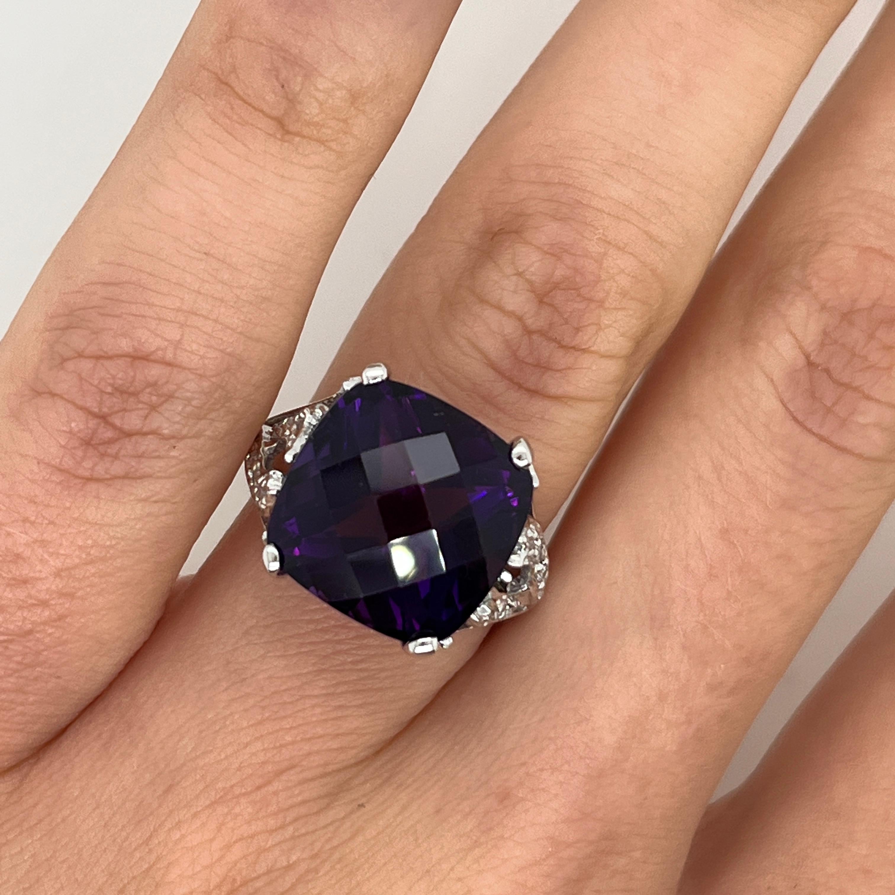 Esta pieza tiene un encantador equilibrio entre diseño clásico y moderno. 
La amatista capta la luz maravillosamente, y los diamantes añaden el toque justo de brillo sin resultar recargados. 
Es un anillo ideal si te gusta el color 
pero quieres