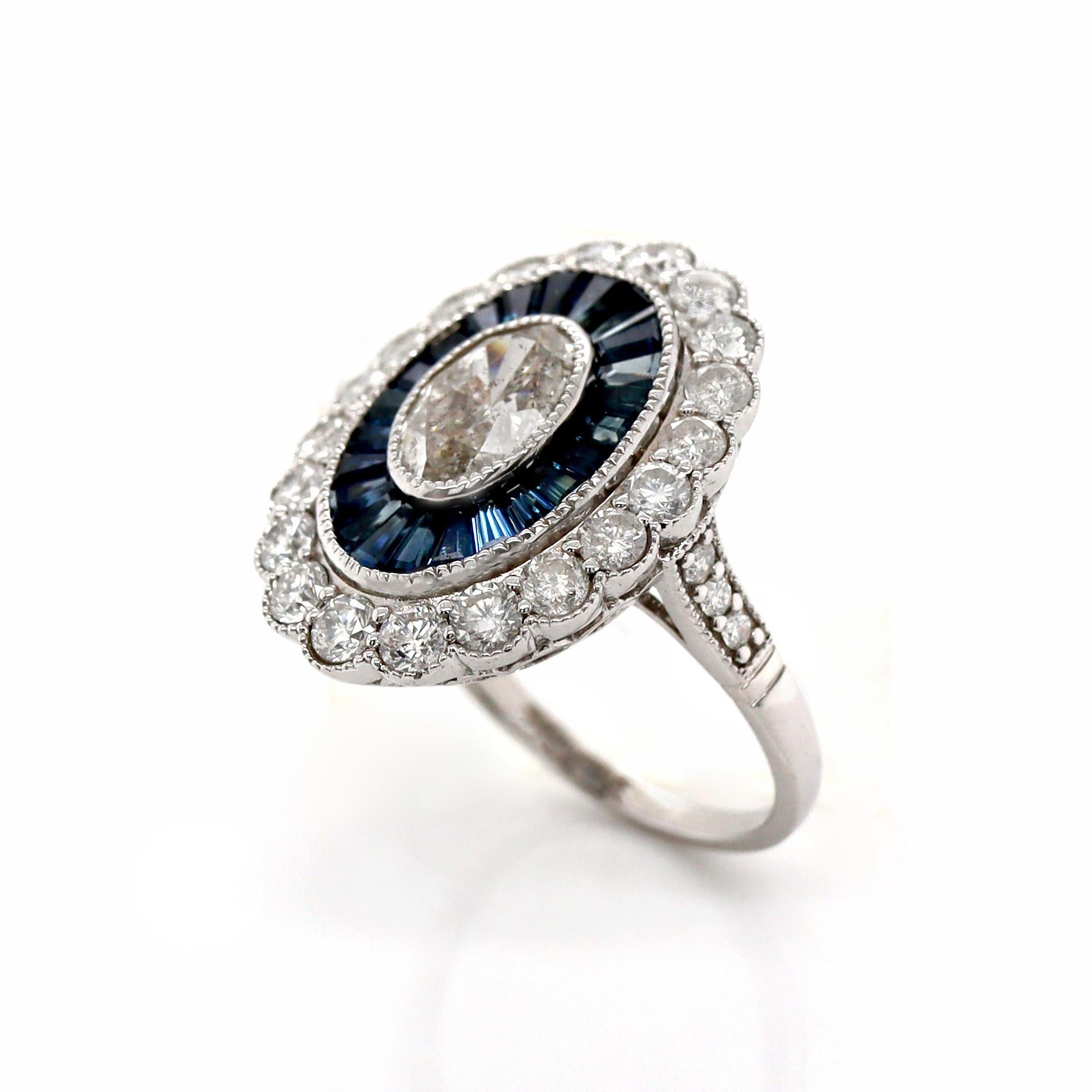 Anello da cocktail con zaffiro e diamante in oro bianco 14CT

Questo anello a grappolo d'ispirazione Art déco è un capolavoro di eleganza vintage e lusso senza tempo, progettato per evocare l'opulenza di un'epoca passata e allo stesso tempo offrire