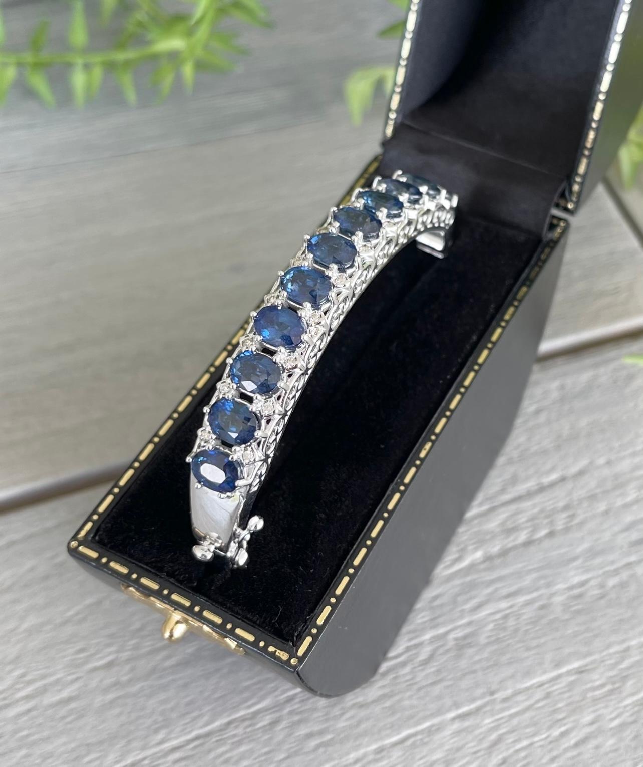 Bracelet jonc à charnière en or blanc 14 carats avec saphirs et diamants Neuf - En vente à Sydney, NSW
