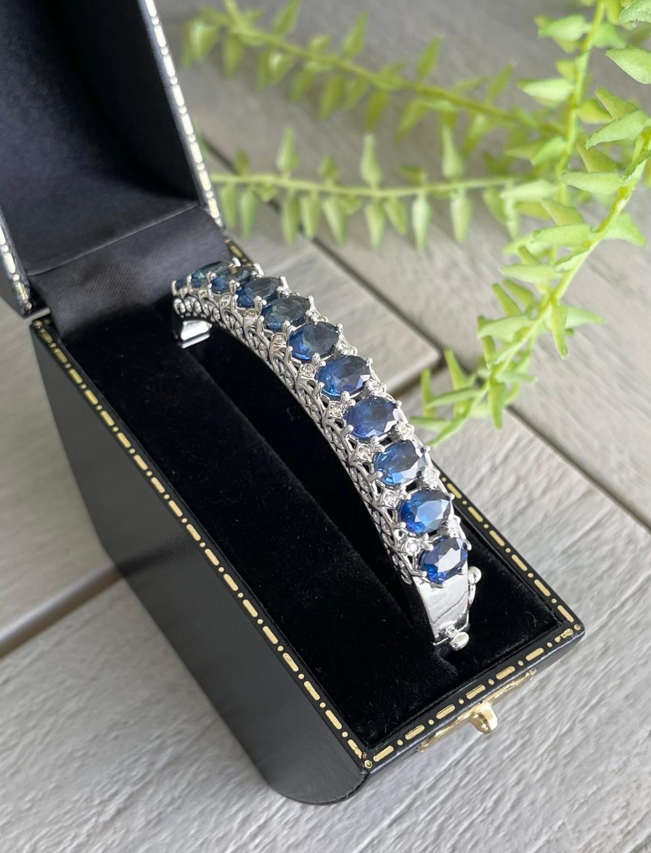 Bracelet jonc à charnière en or blanc 14 carats avec saphirs et diamants Pour femmes en vente