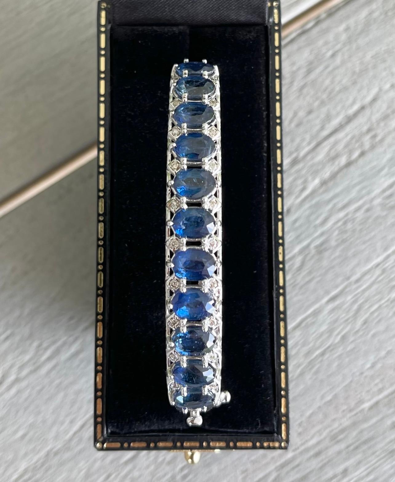 Bracelet jonc à charnière en or blanc 14 carats avec saphirs et diamants en vente 1