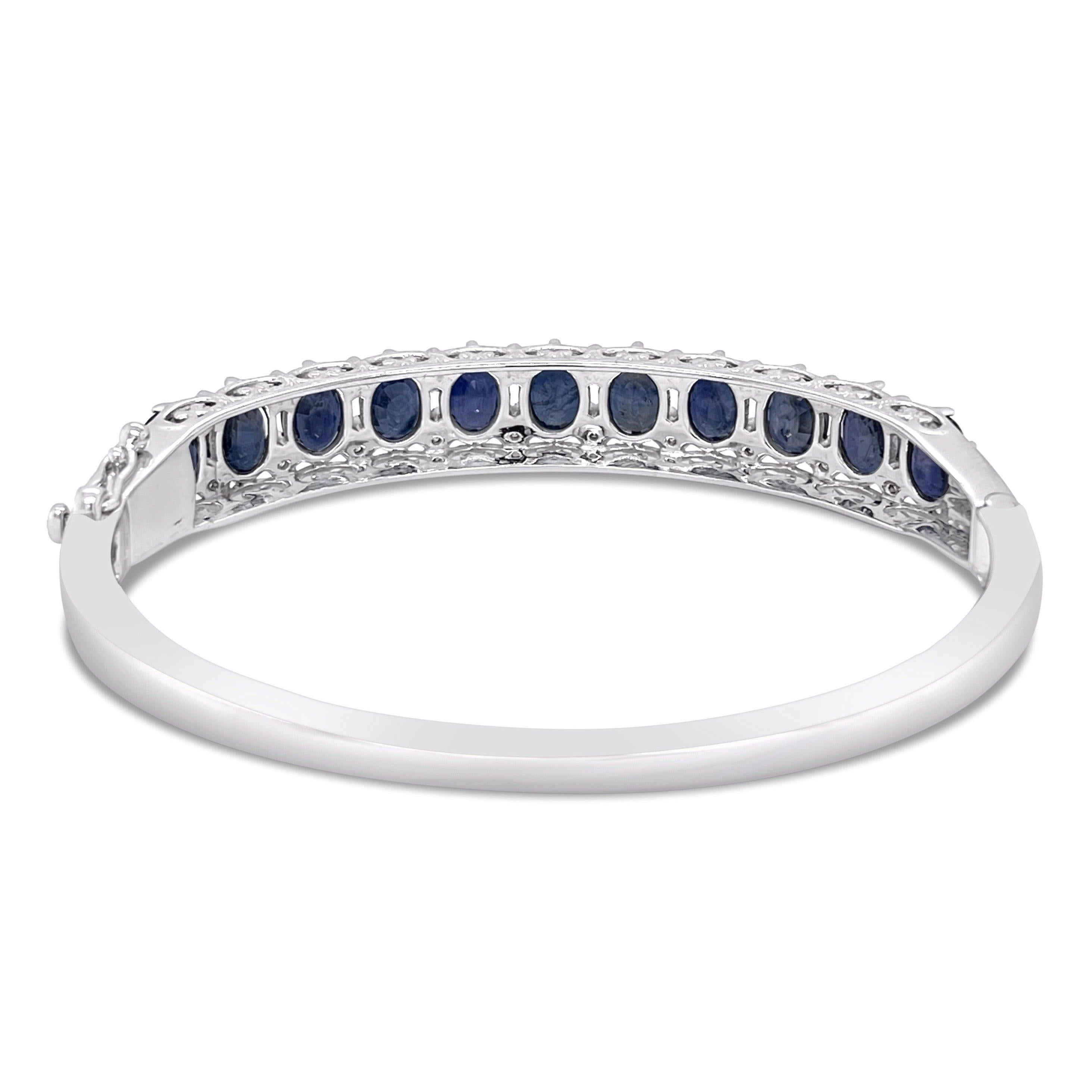 Taille ovale Bracelet jonc à charnière en or blanc 14 carats avec saphirs et diamants en vente