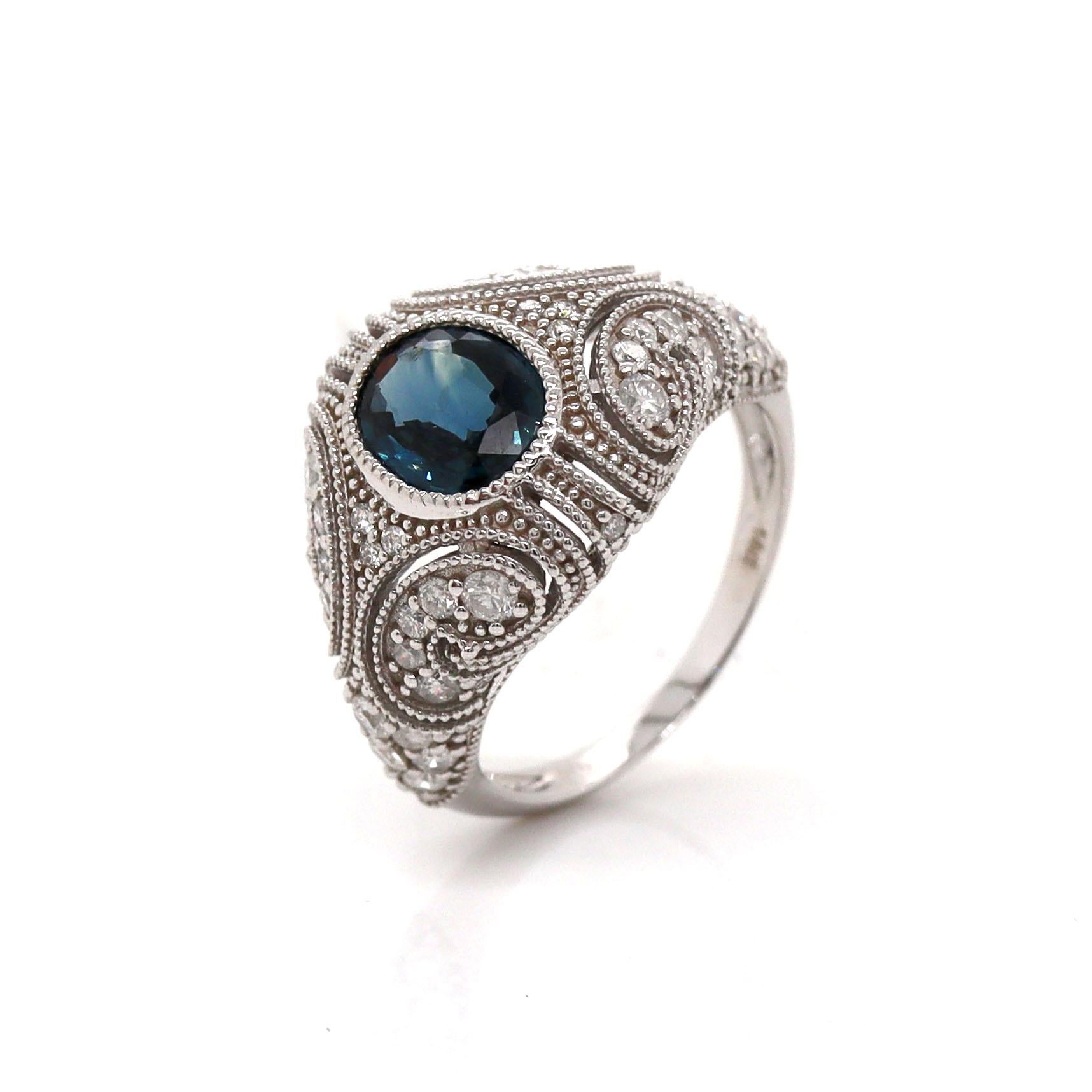Anello con zaffiro e diamante in oro bianco 14ct

Questo squisito anello a cupola in oro bianco 14ct sfoggia un sorprendente design Art/One, dove l'eleganza vintage incontra la raffinatezza moderna. Al centro dell'anello si trova un vibrante zaffiro