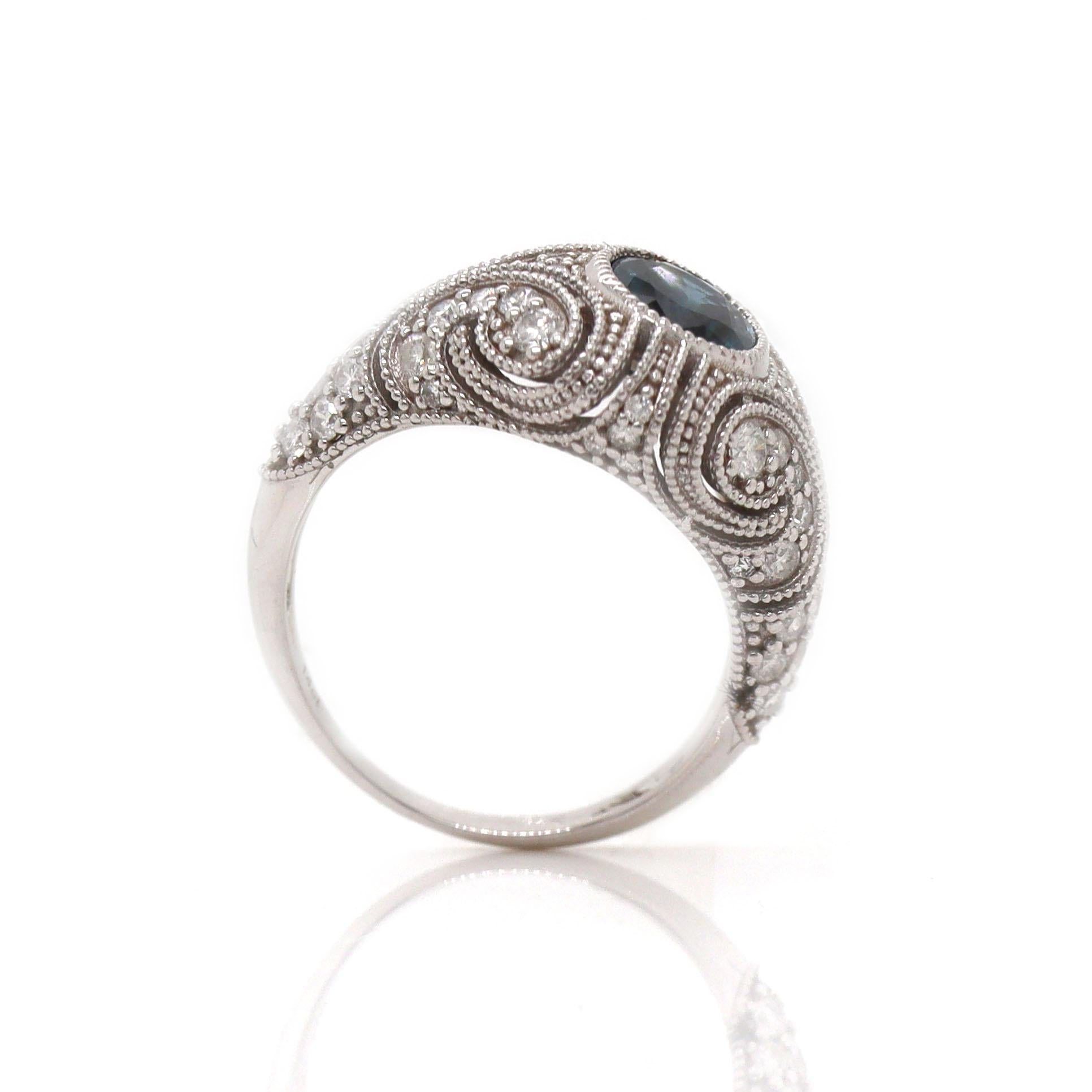 Taglio ovale Anello con zaffiro e diamante in oro bianco 14ct in vendita