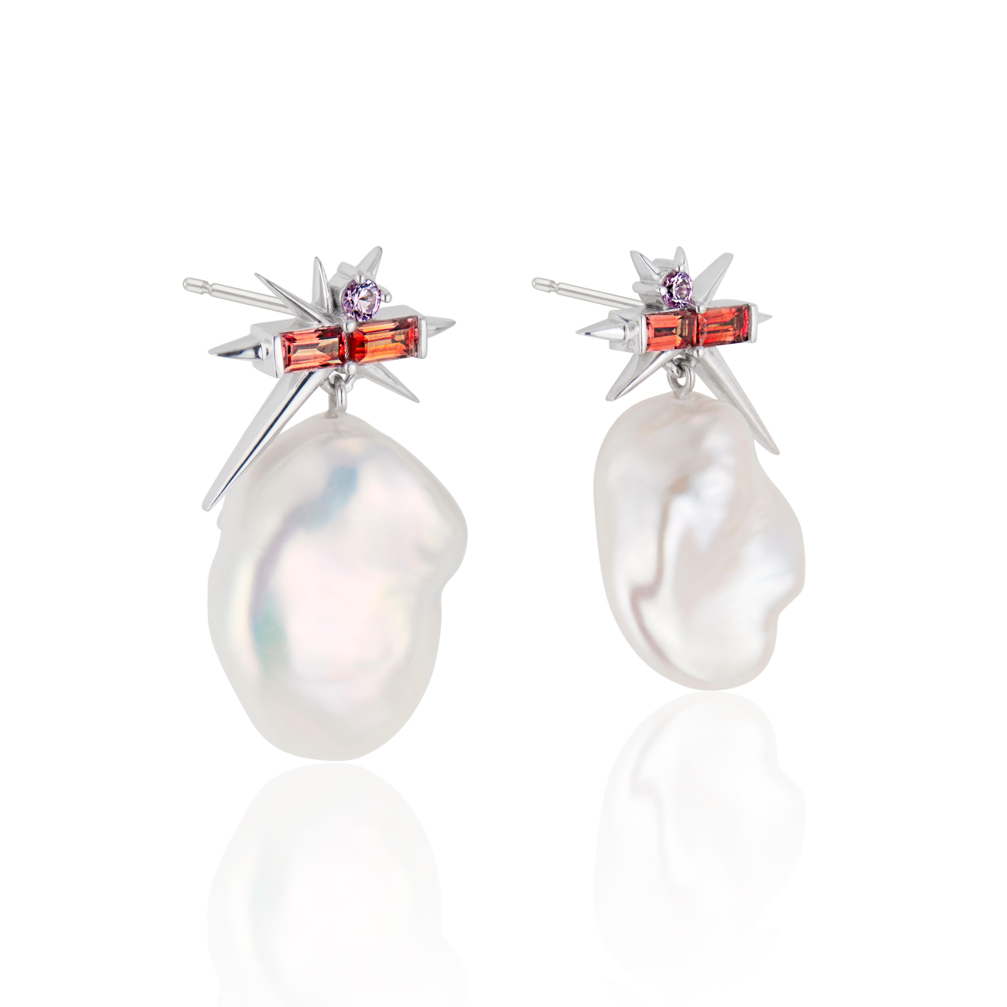 Moderne Boucles d'oreilles pendantes en or blanc 14ct, saphir et perles baroques, boucles d'oreilles à pointes en vente
