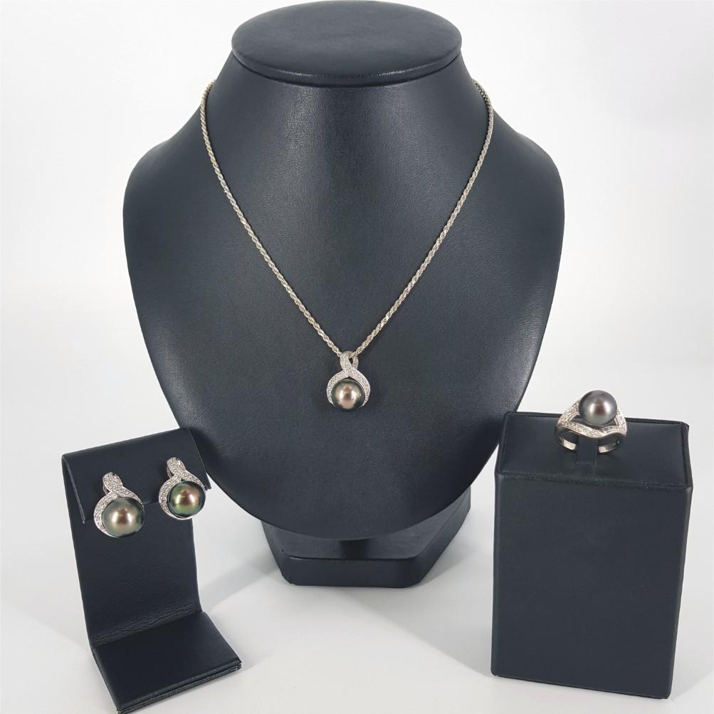 A vintage style Tahitian Pearl and Diamond parure of jewellery, comprising a necklace, ring and earrings.
This very elegant necklace, earring and ring set - using Tahitian Pearls & White Diamond, are all set in 14K white gold.

Necklace Details: 	1