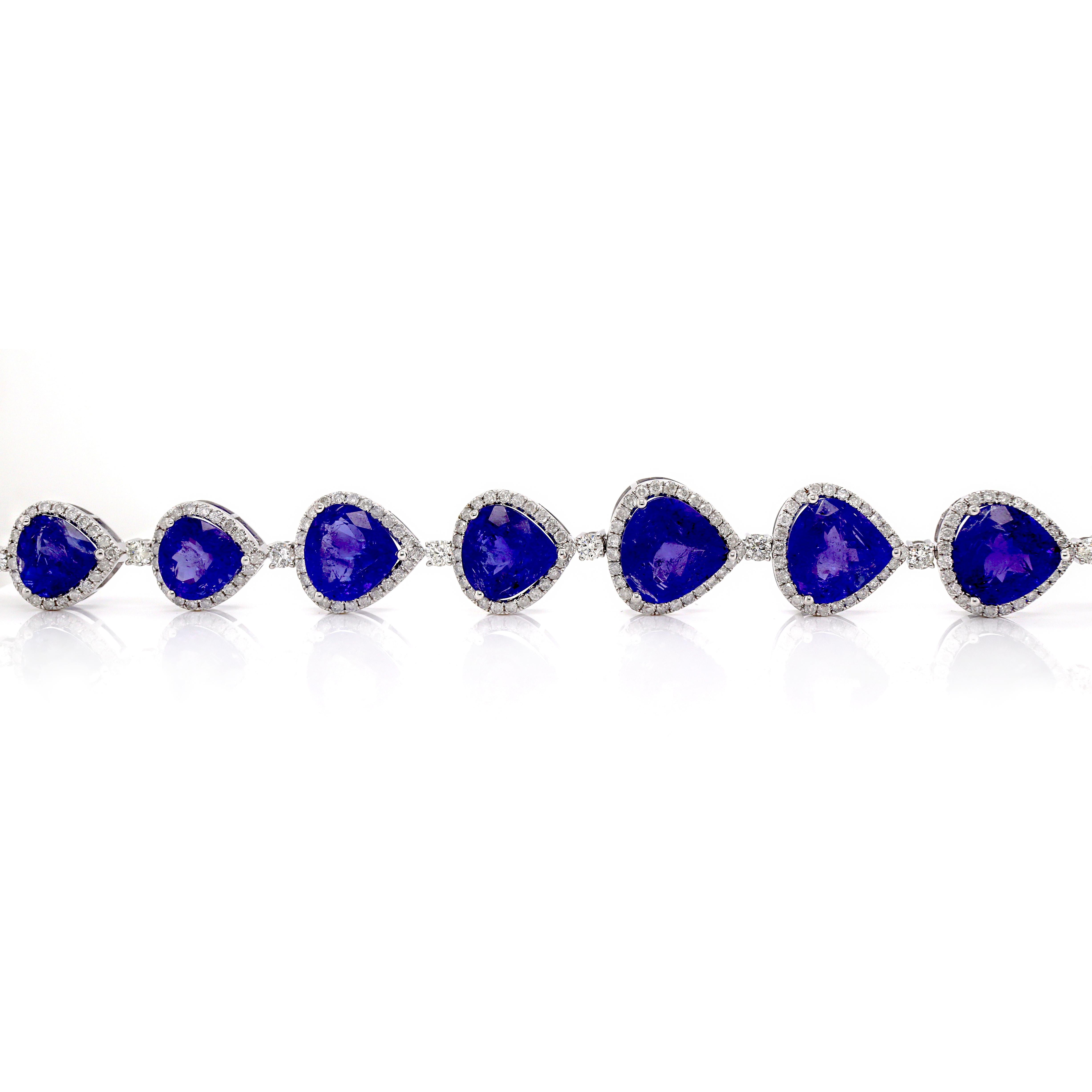 Bracelet en or blanc 14CT Tanzanite et diamant

Ce bracelet exquis présente une combinaison frappante de onze Tanzanites naturelles taillées en poire et de 266 diamants ronds taillés en brillant. La Tanzanite en forme de poire, d'une riche teinte