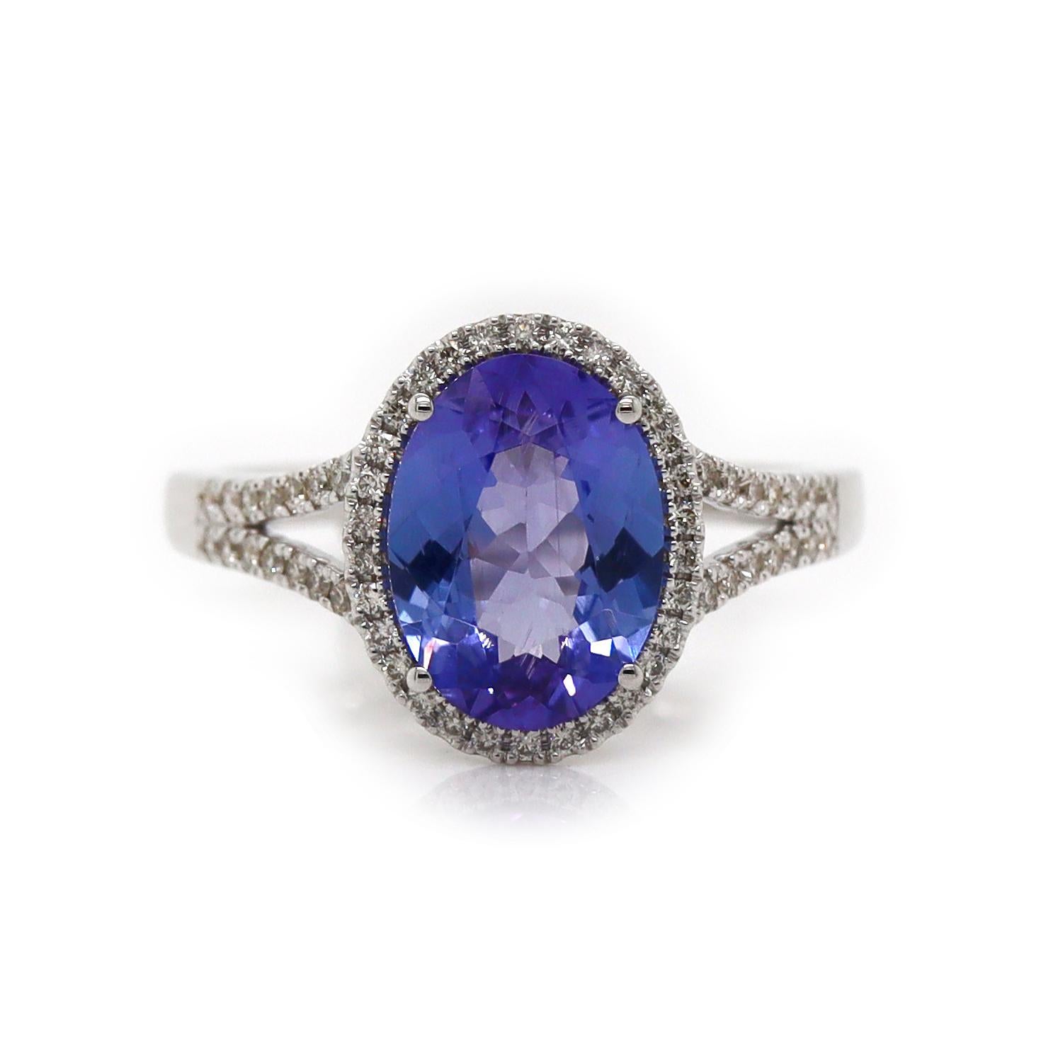 Anello con tanzanite e diamanti in oro bianco 14CT

Questo anello in oro bianco 14ct presenta una splendida tanzanite ovale al centro, circondata da una delicata aureola di scintillanti diamanti rotondi a taglio brillante. Il design classico e senza