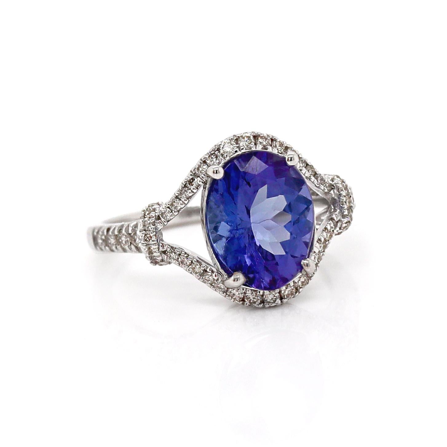 14CT Weißgold Tansanit und Diamant-Kleidring

Dieser Kleiderring zeigt einen auffälligen Tansanit im eleganten Ovalschliff mit blau-violettem Farbton, der von runden Diamanten im Brillantschliff kanalisiert wird. Sie sorgen für zusätzliches Funkeln