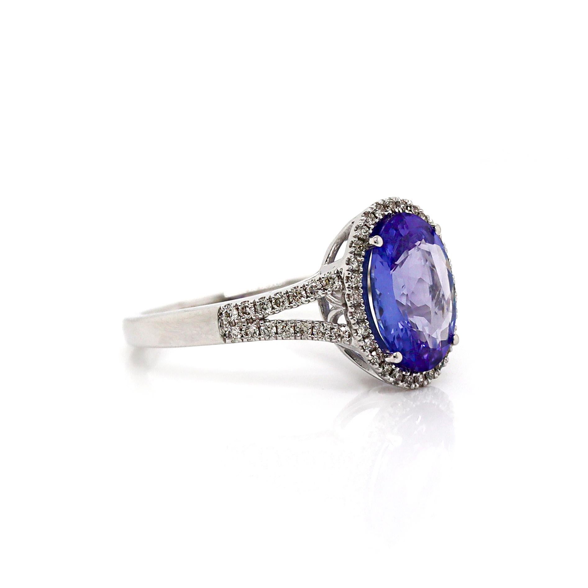 Taglio ovale Anello con tanzanite e diamanti in oro bianco 14CT in vendita