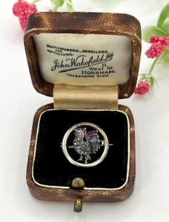 Broche victorienne en or blanc 14ct, rubis, saphir, émeraude, diamant rose en forme de coq