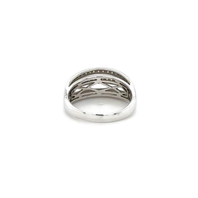 Dieser auffällige, modernistische Ring ist ein Blickfang, der Sie vom Tag bis zum Abend begleiten kann. Er verfügt über drei abgestufte und beabstandete Mittelstreifen, die mit 53 runden weißen Diamanten im Brillantschliff besetzt sind.

Bewertetes